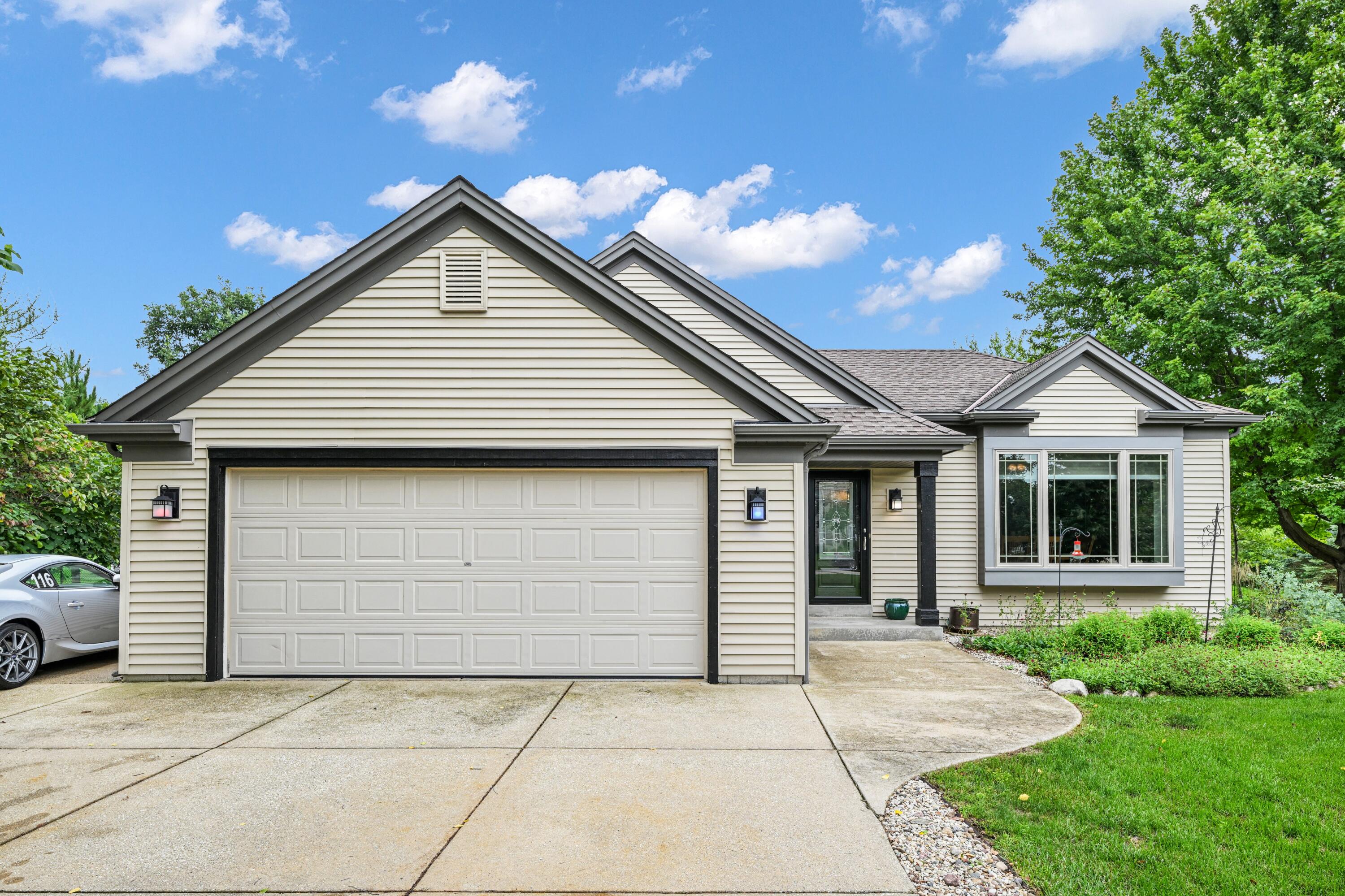 302 Hawthorne Dr — photo