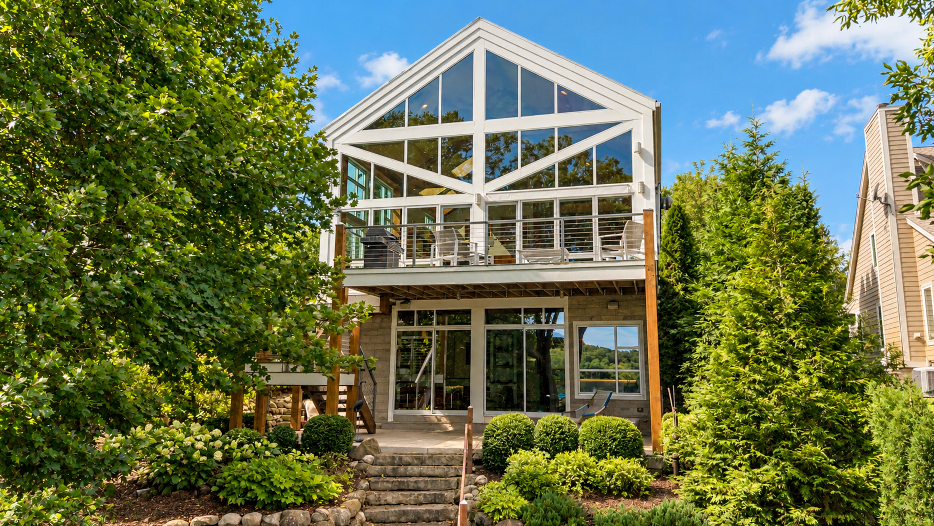 4982 Lake Dr — photo