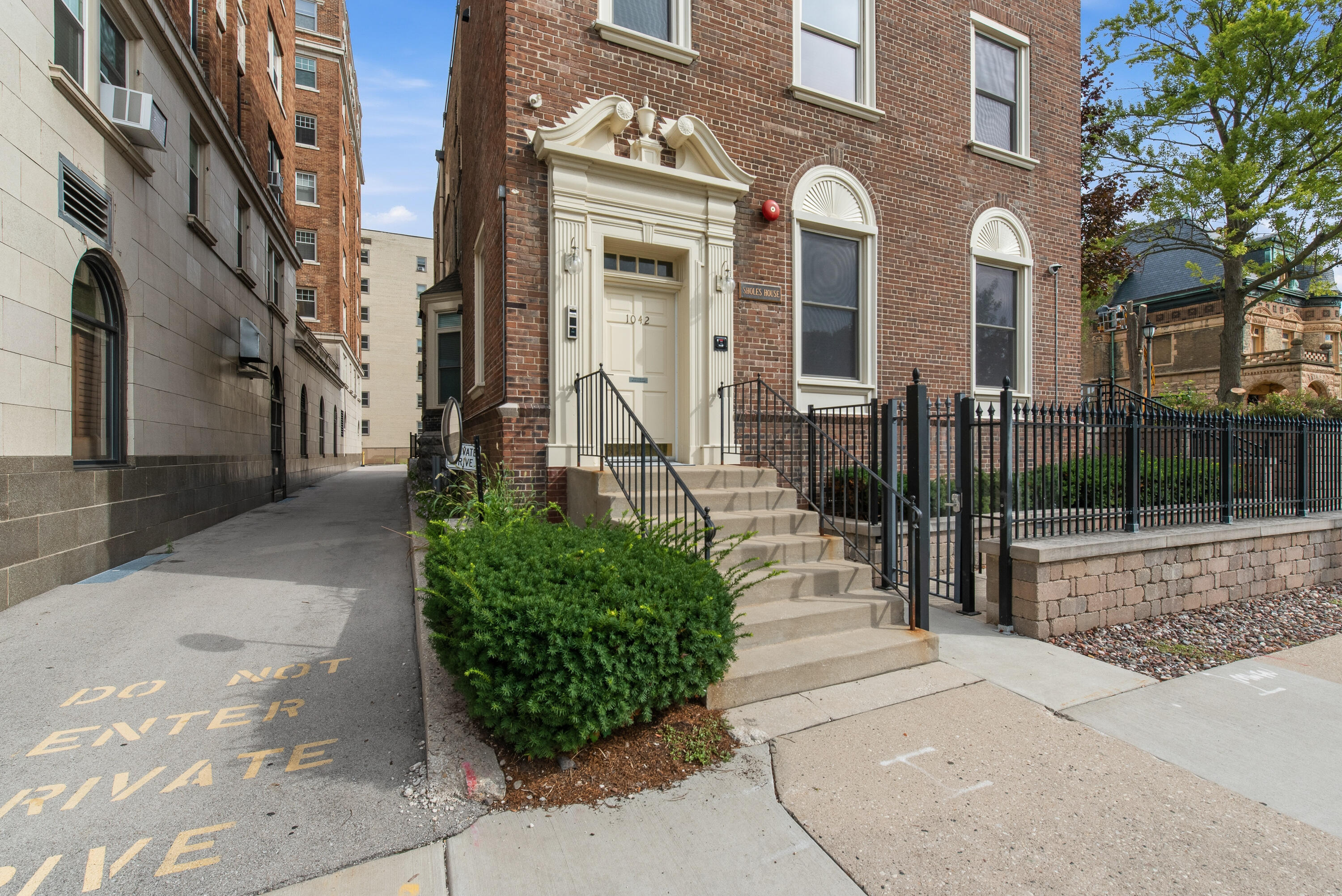1042 E Juneau Ave, 3 — photo