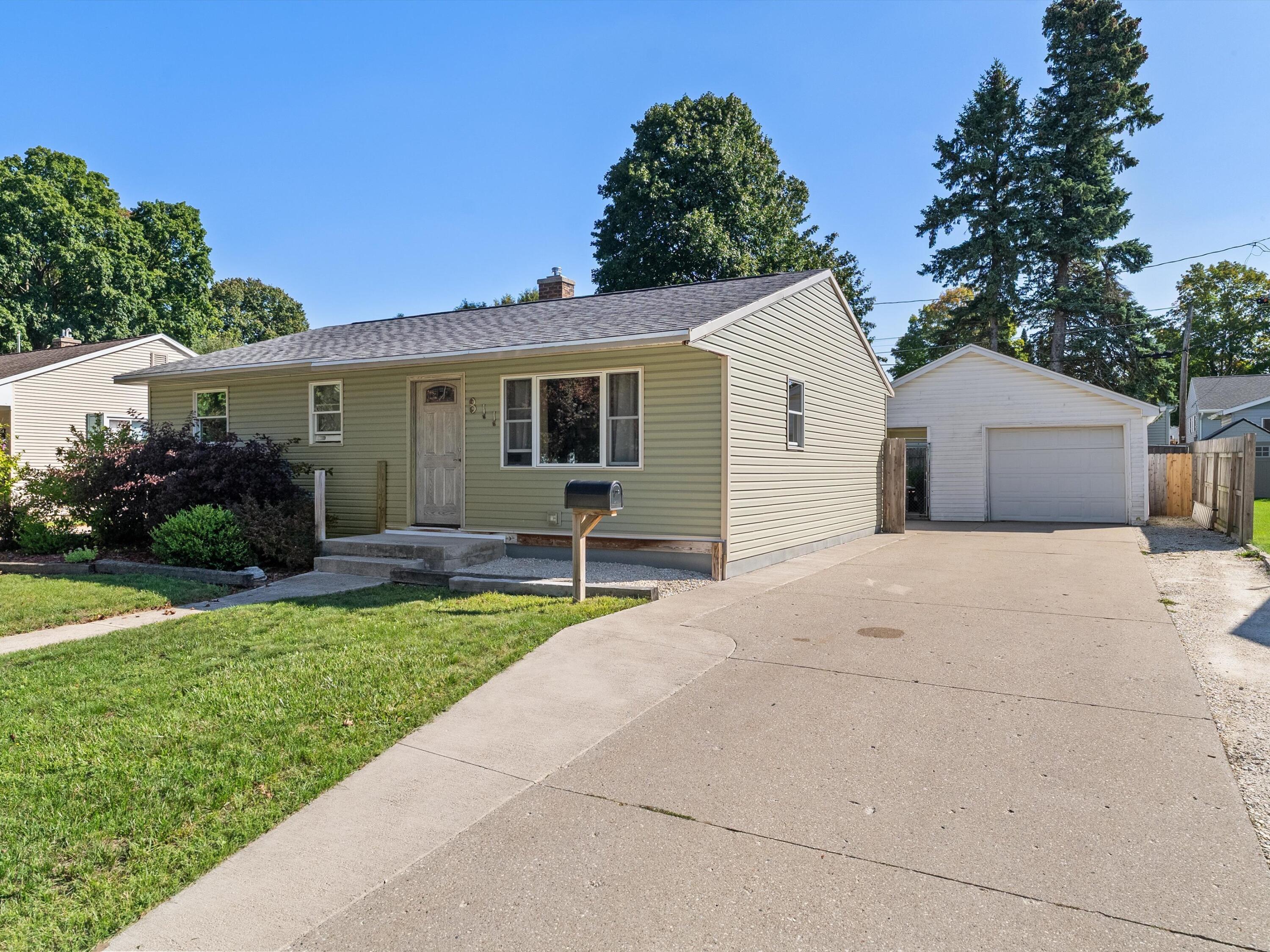 811 Schroeder Dr — photo