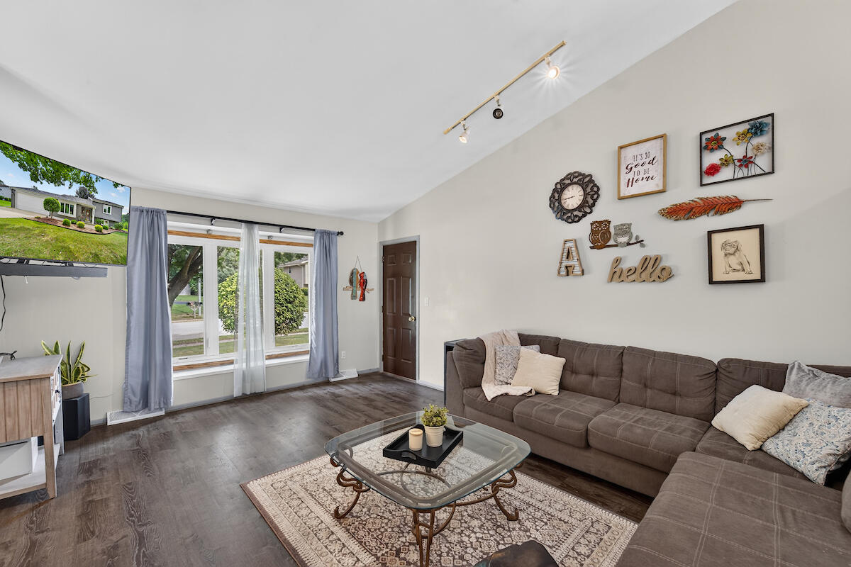 1248 Timber Rdg, Pewaukee, WI 53072 — photo 2