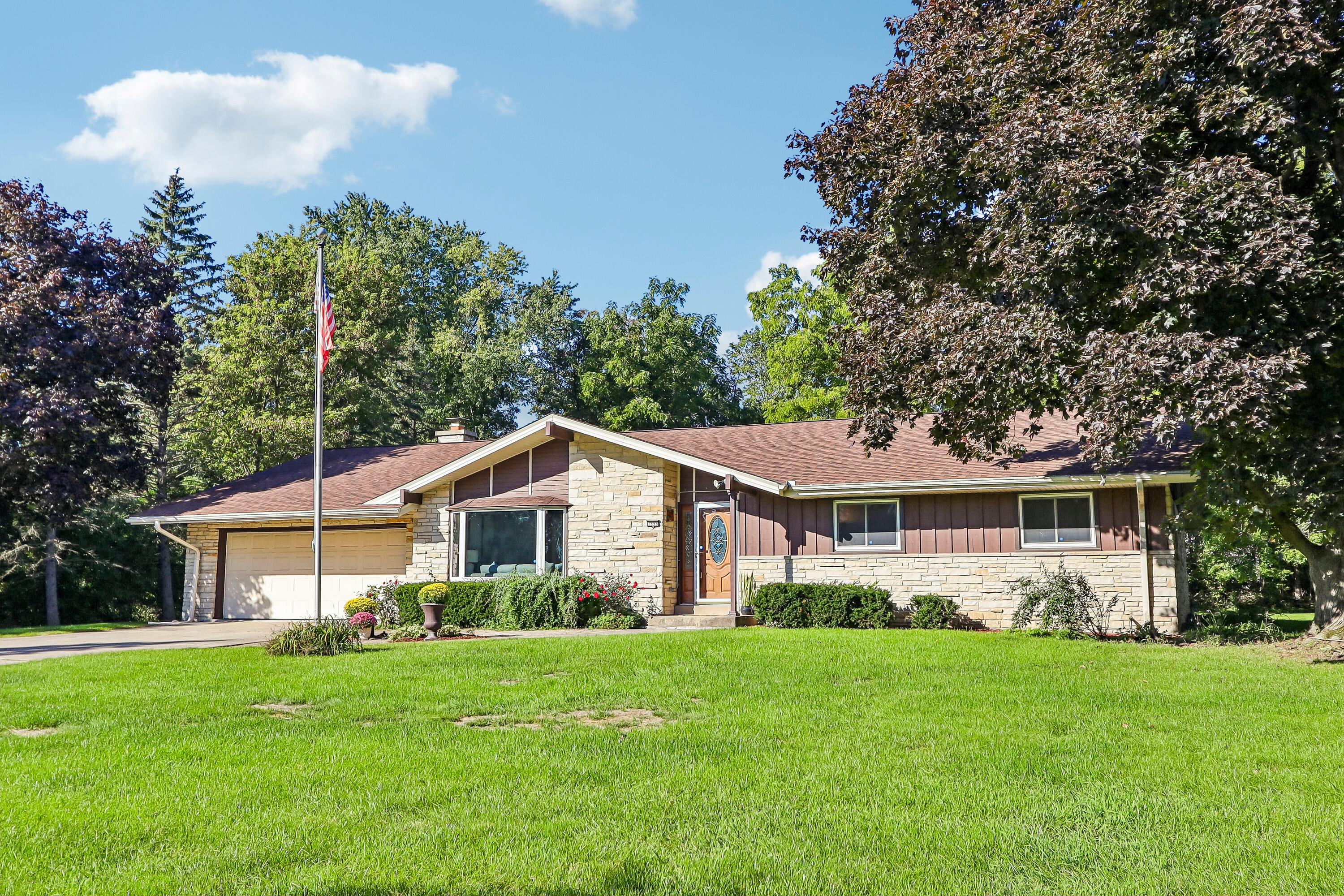 1555 Valley Ridge Dr — photo