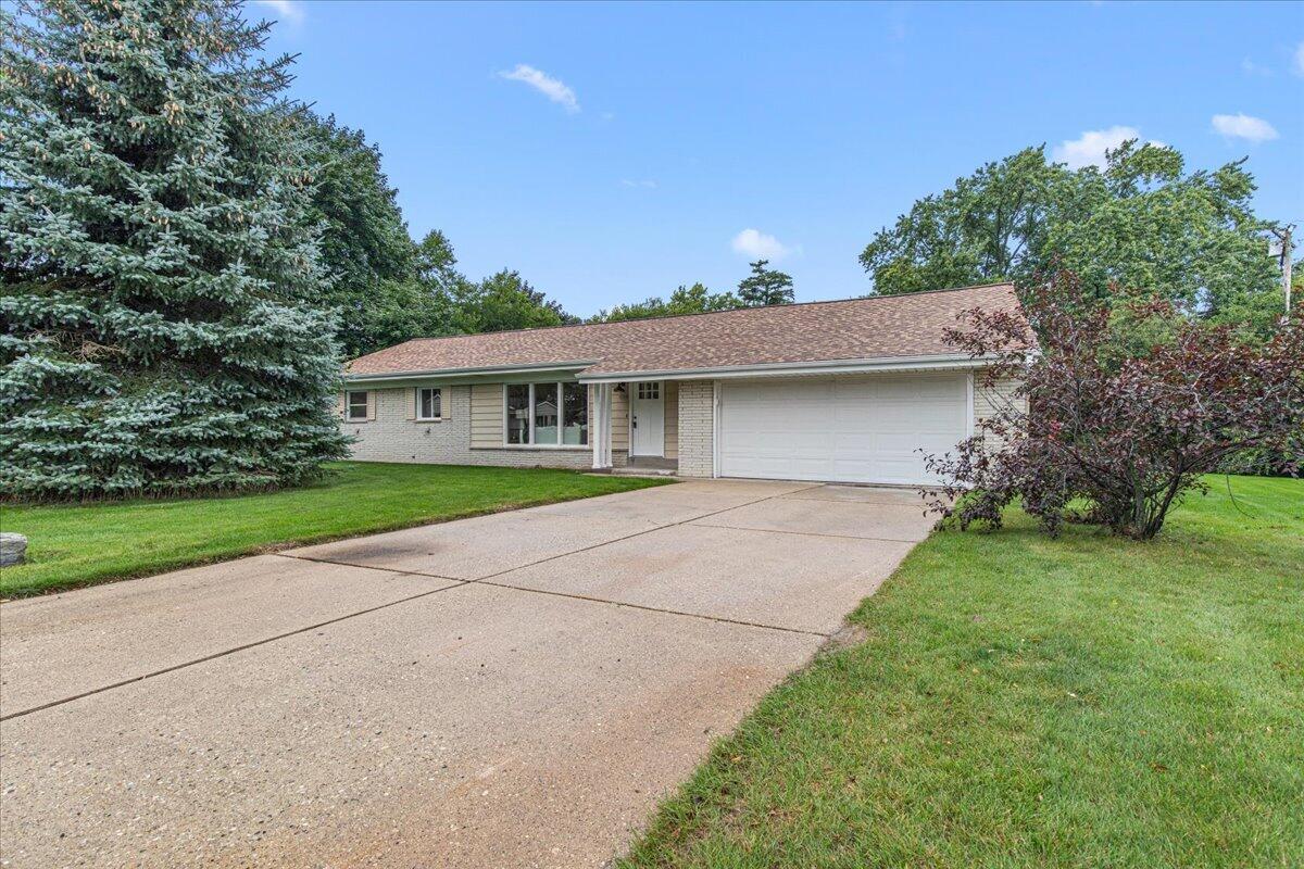8048 N Greenview Ct — photo