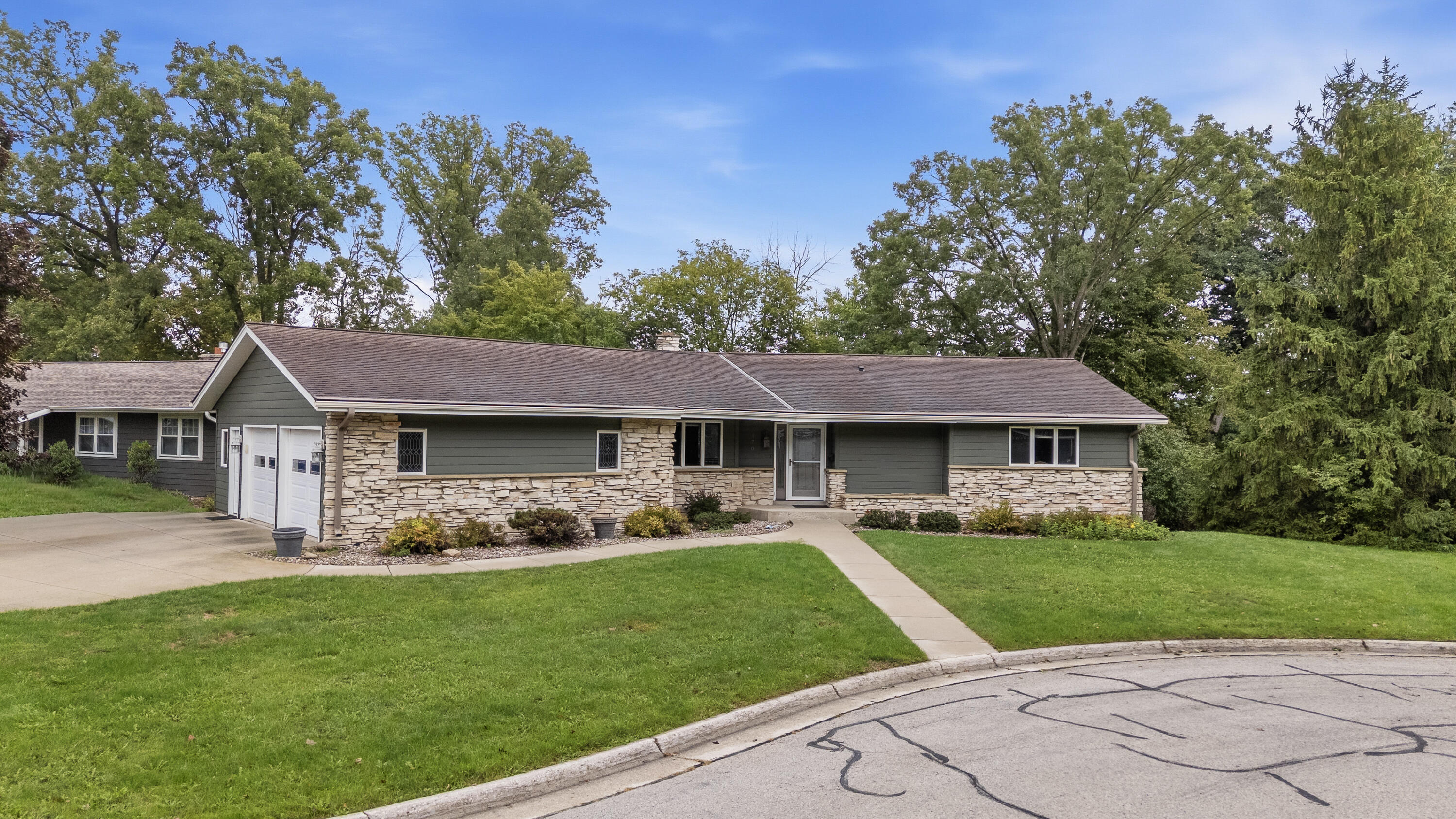 170 Crestwood Dr — photo