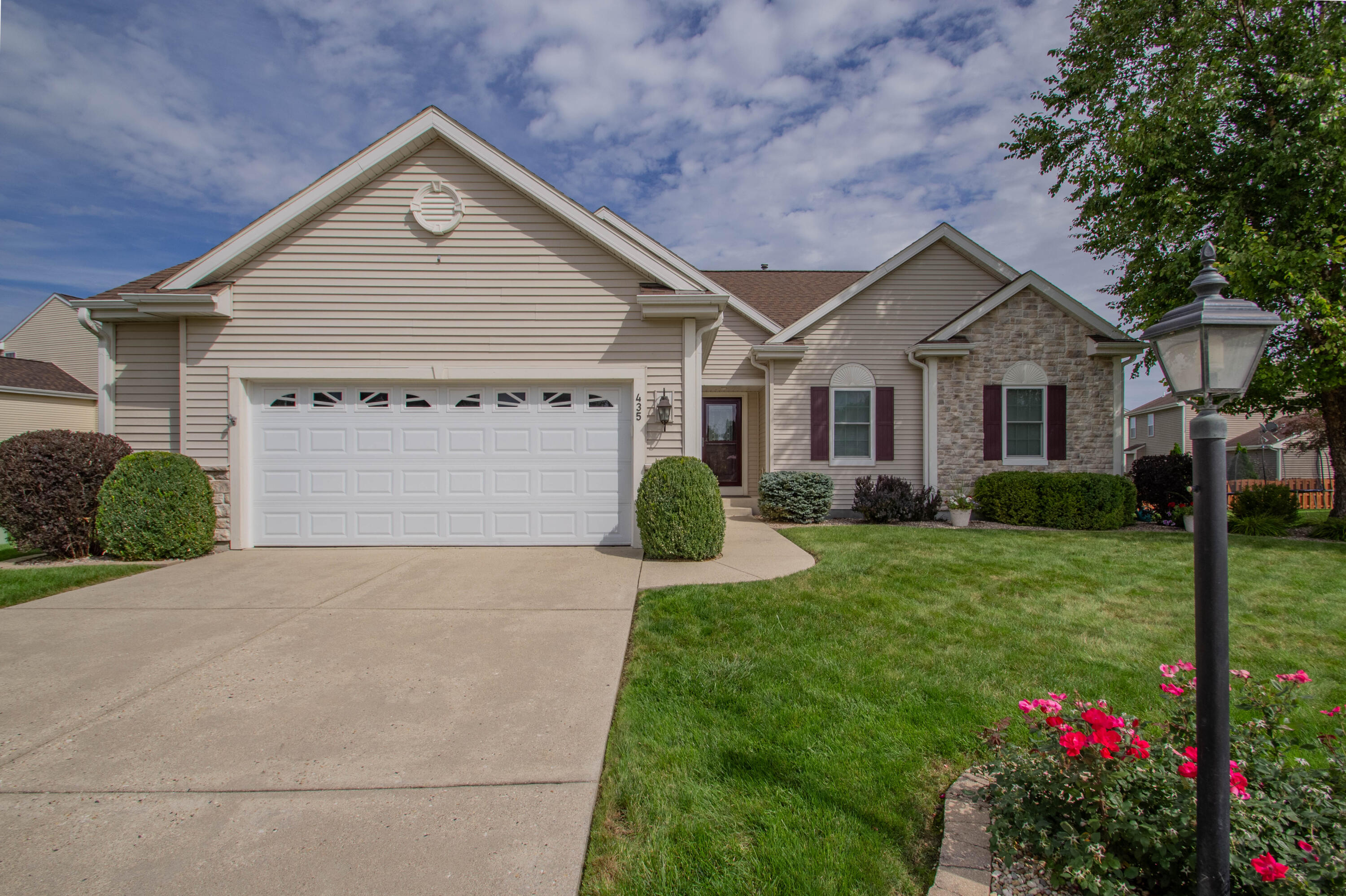 435 Crestwood Dr — photo
