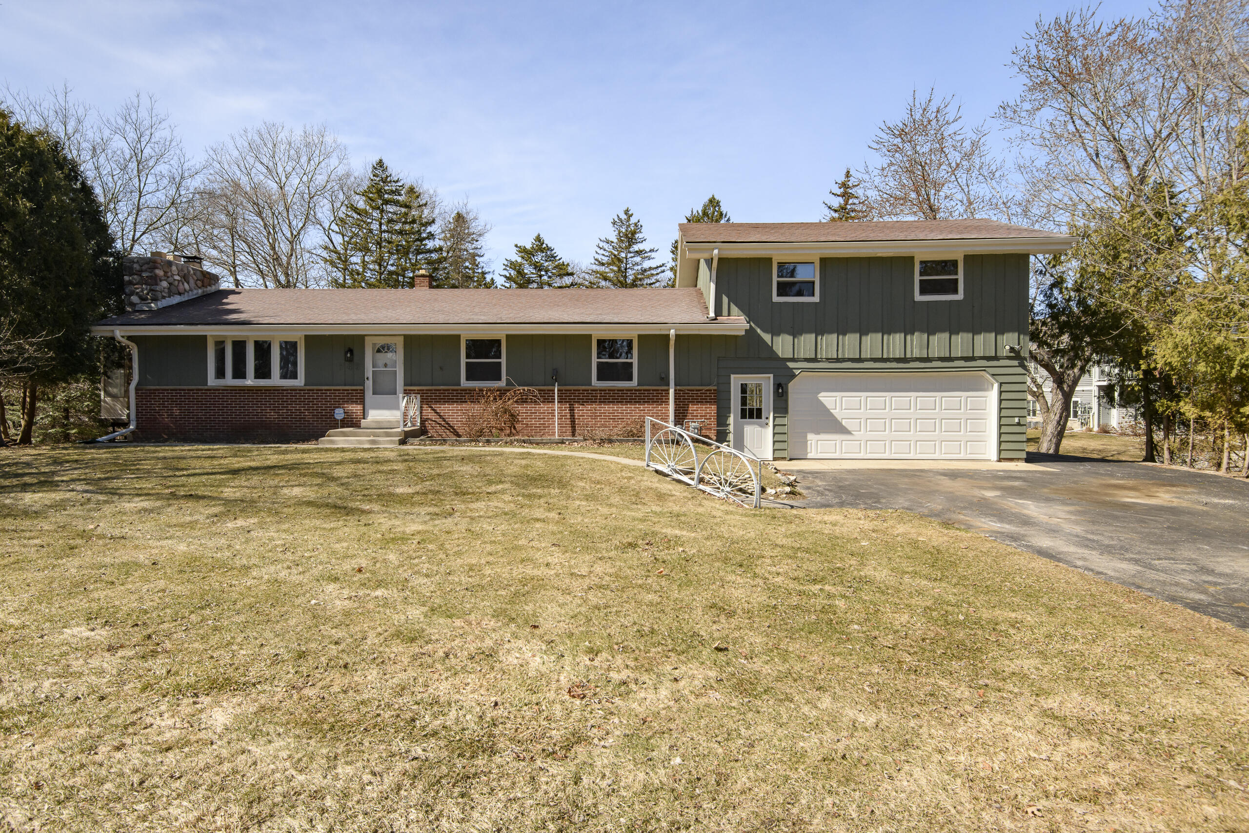 745 N Green Bay Rd — photo