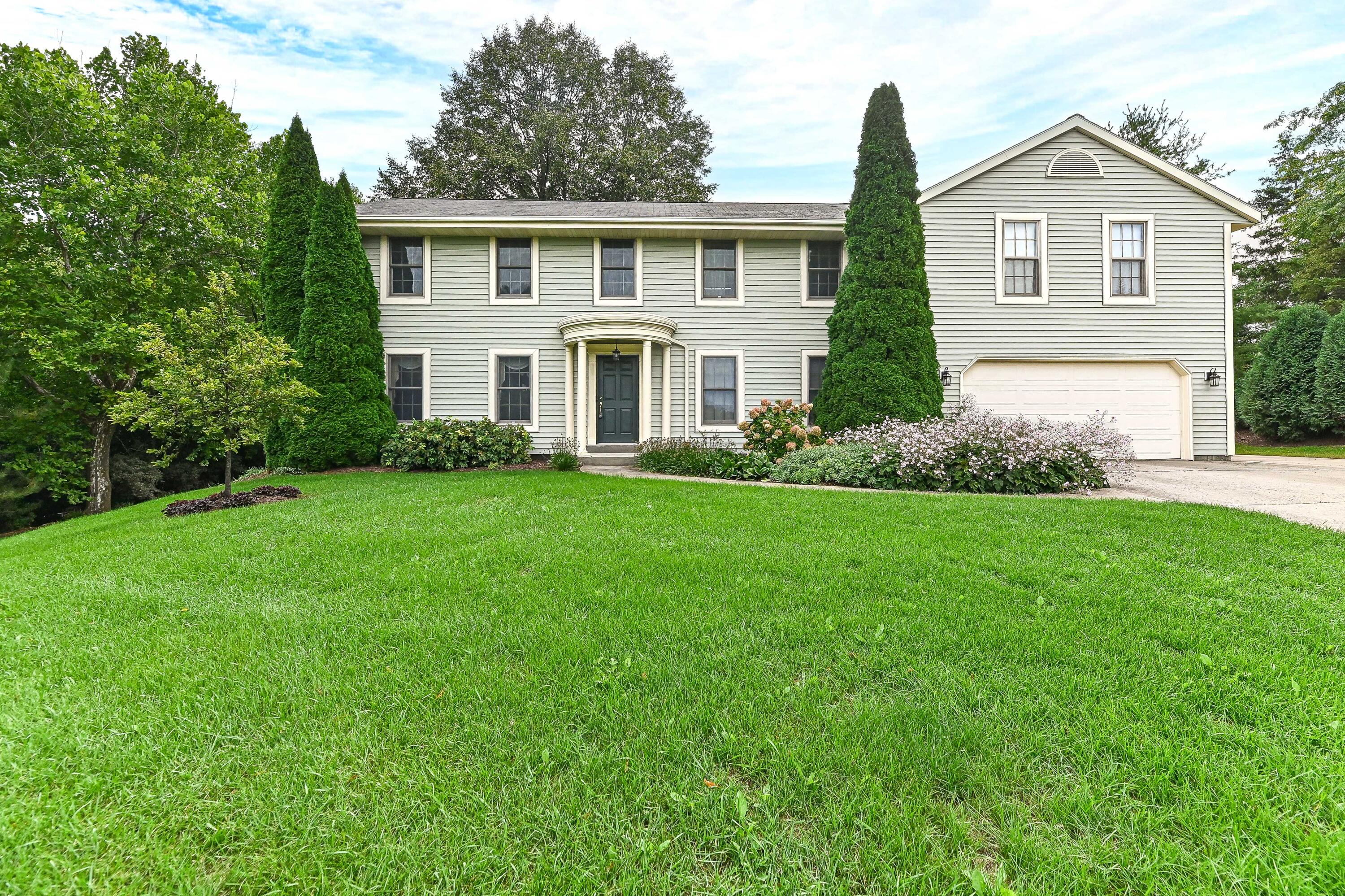 W294S2960 Wills Barry Ct — photo