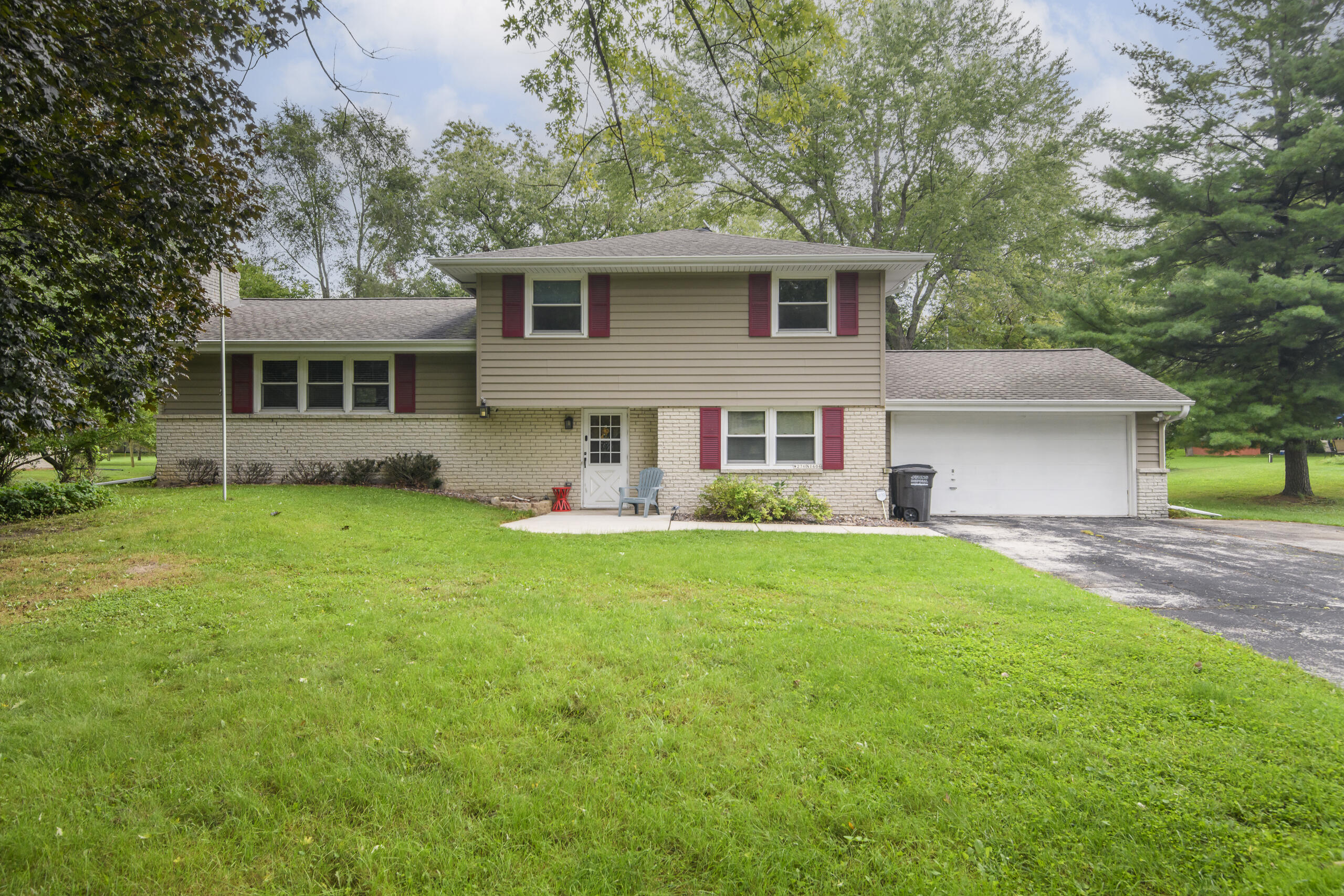 W276N1606 Spring Creek Dr — photo