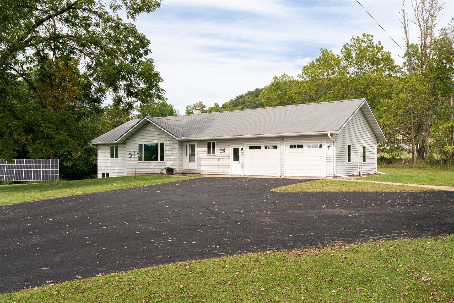 544 E School Rd — photo