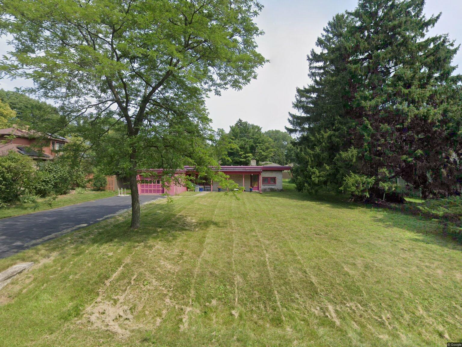 8334 N Poplar Dr — photo