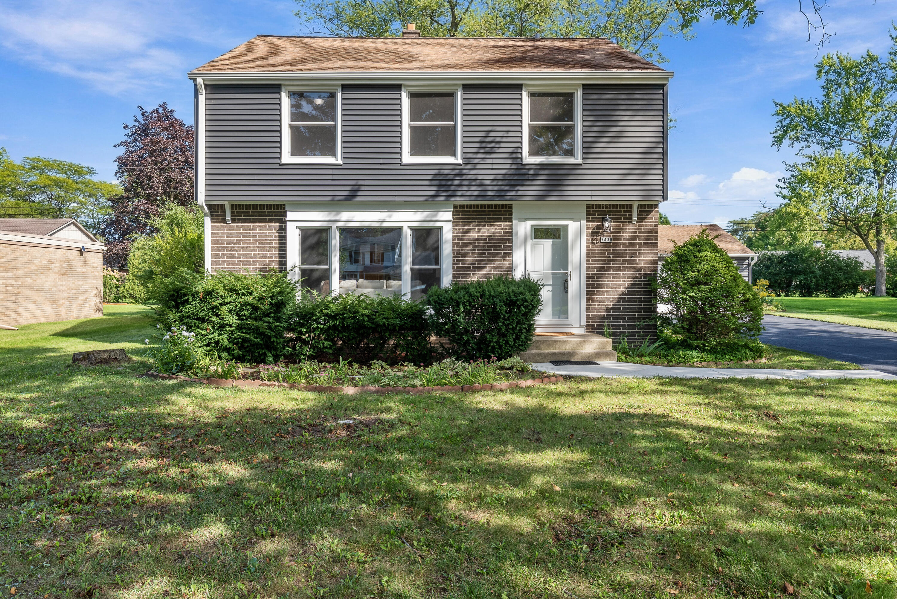 7438 N Seneca Rd, Fox Point, WI 53217 — photo 2