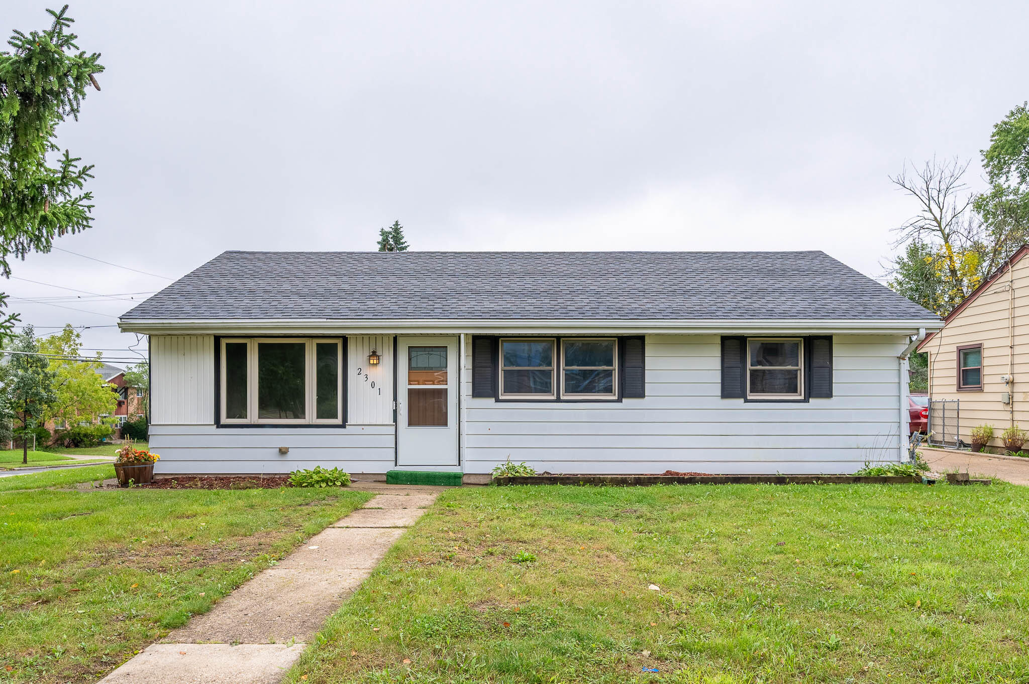 2301 W Alvina Ave — photo