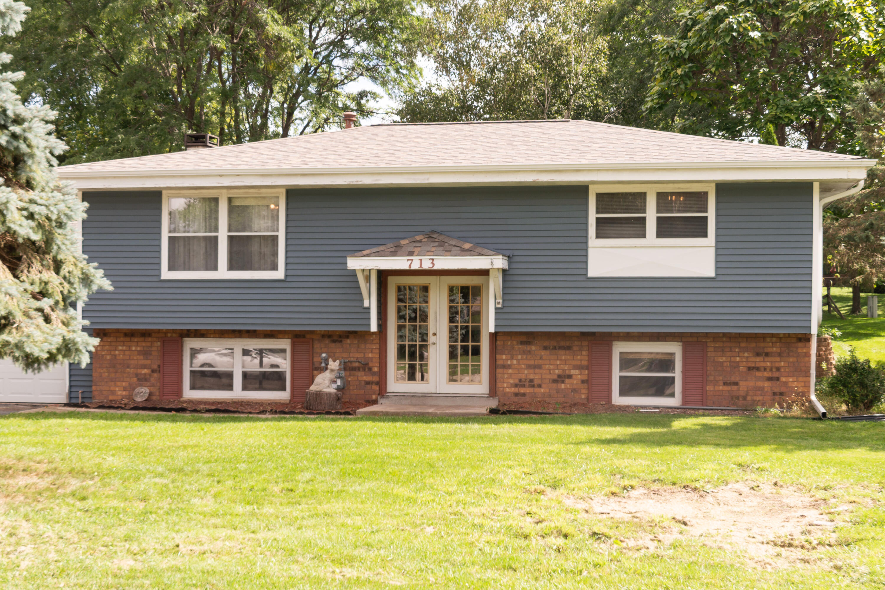 713 Oxford Dr — photo