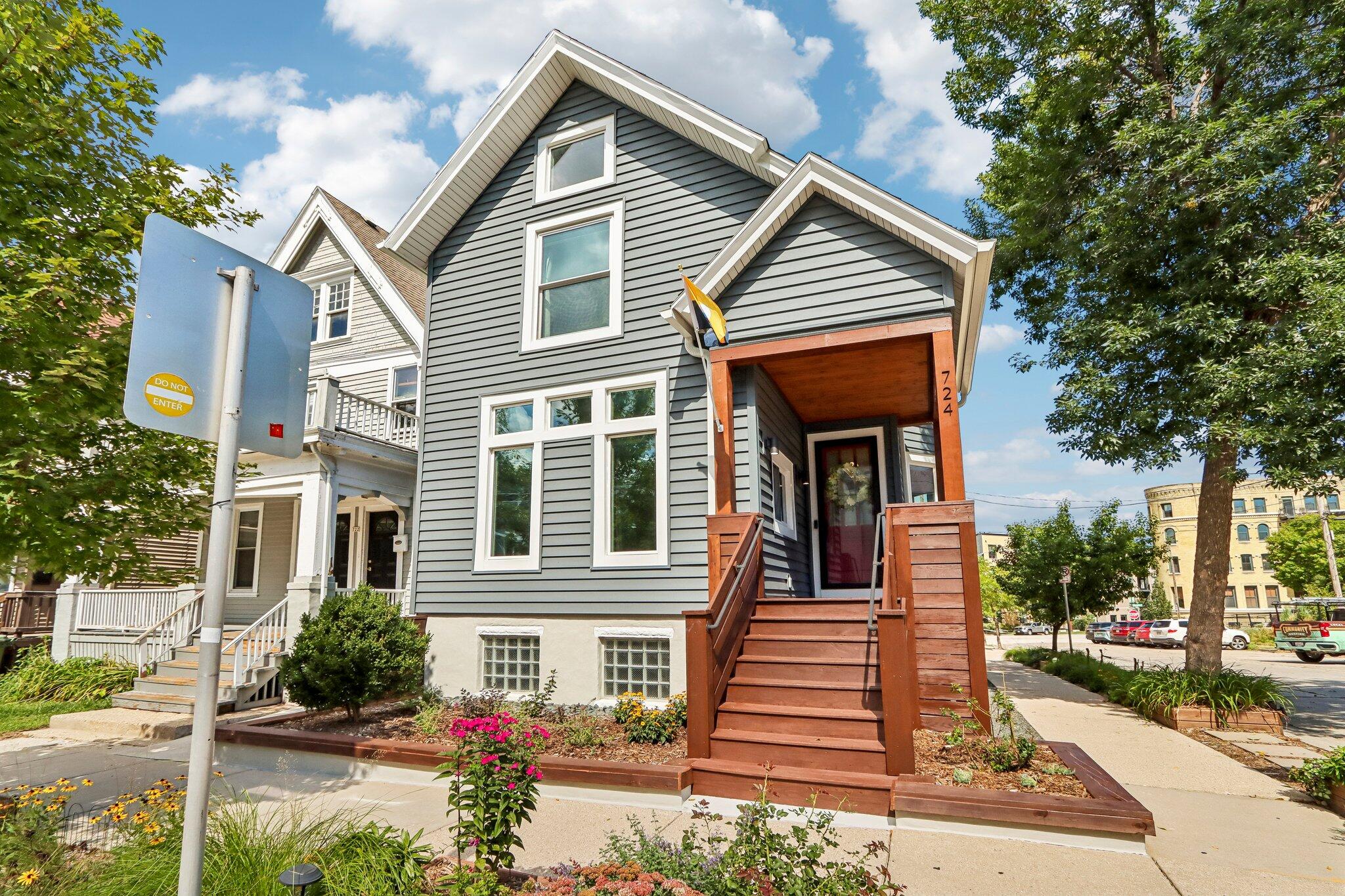 724 E Pearson St, Milwaukee, WI 53202 — photo 2