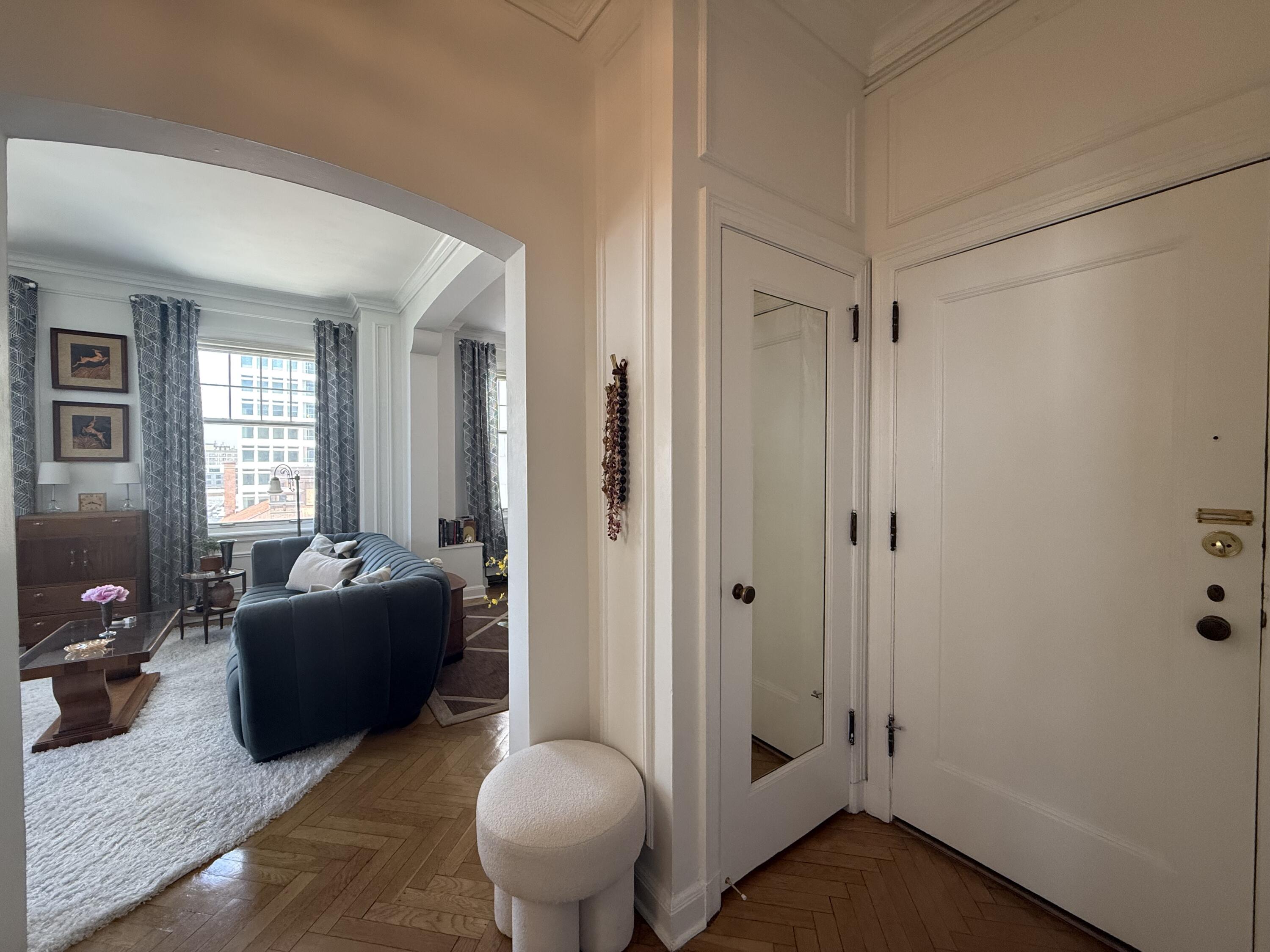 925 E Wells St, 822 — photo