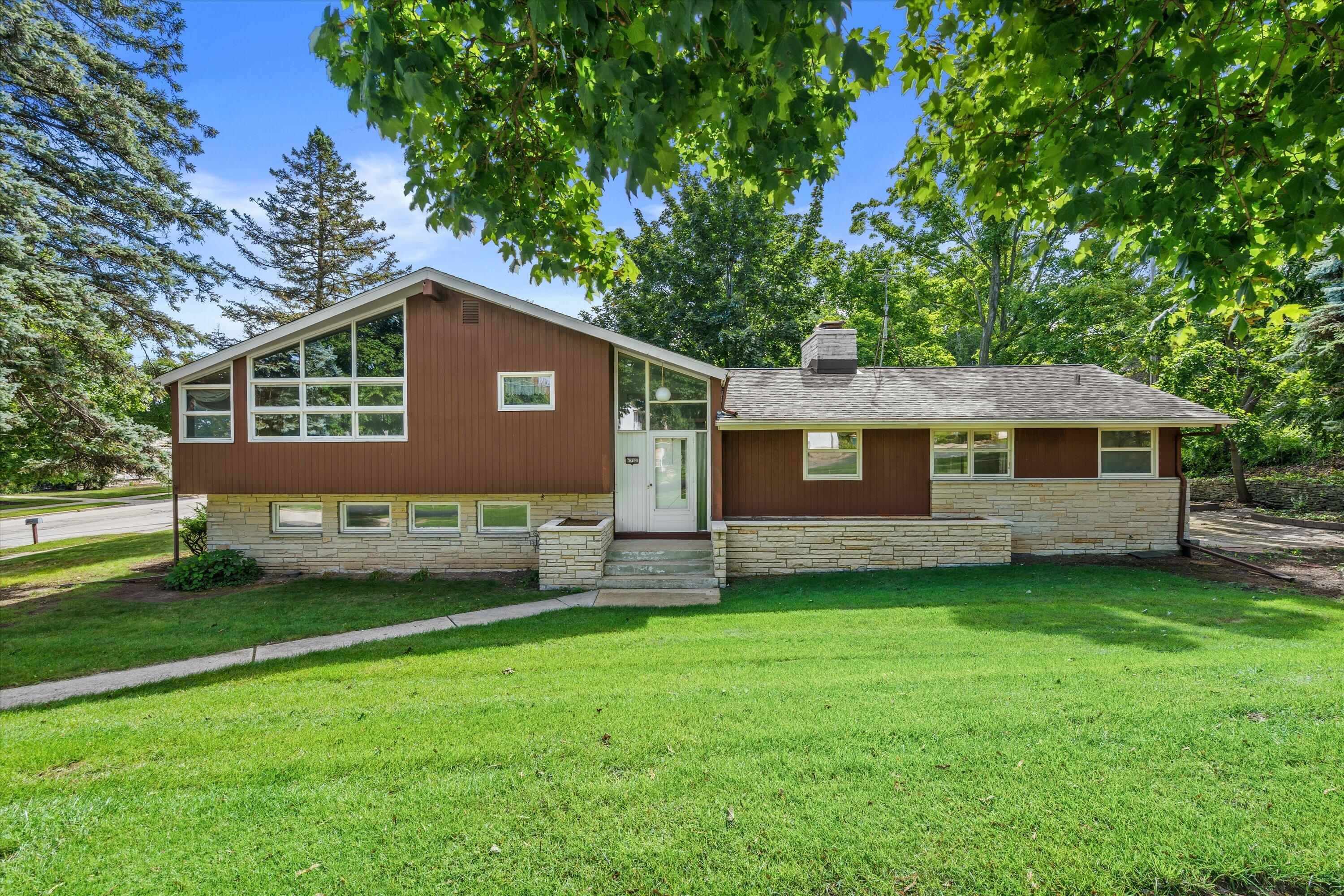 607 W Decorah Rd — photo