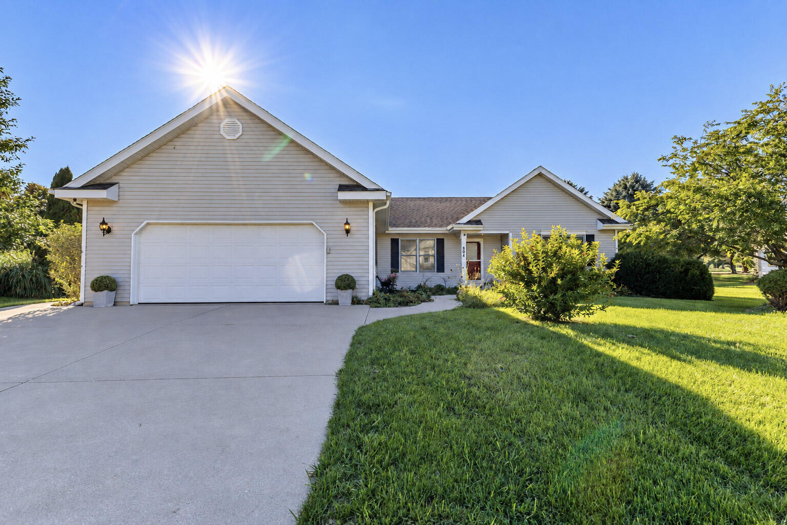 804 Jamesway Dr — photo