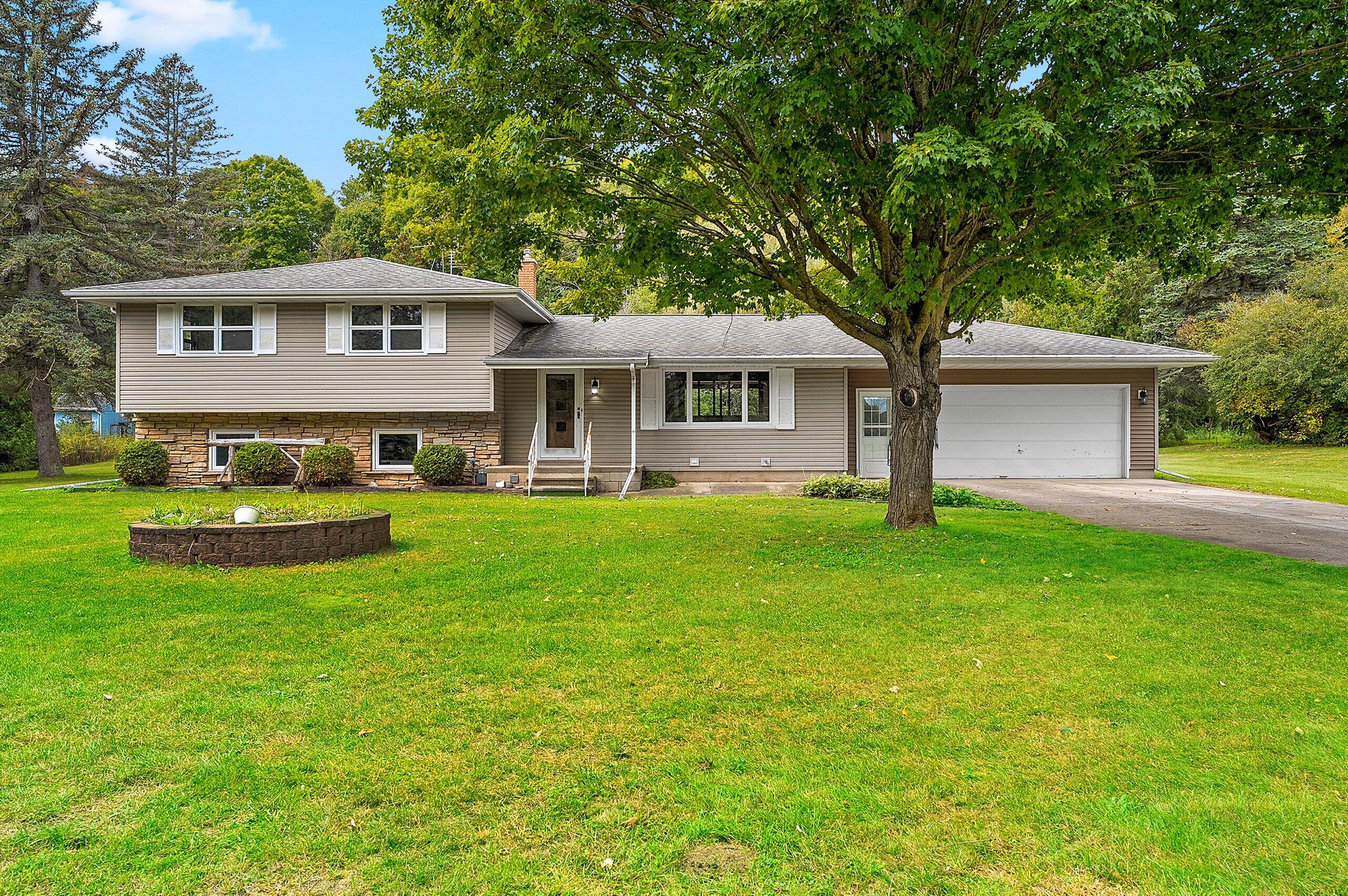 5224 Woodland Dr — photo