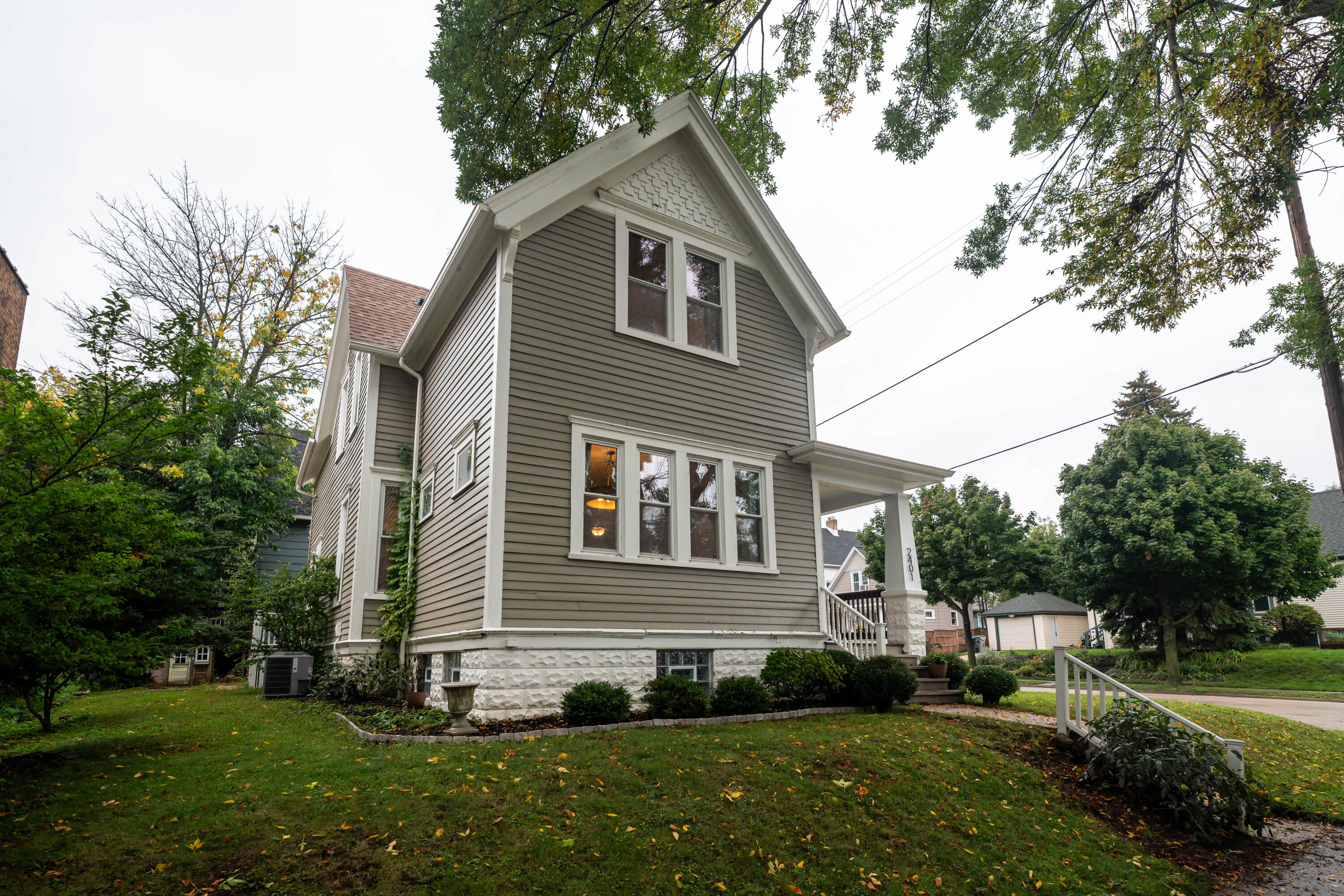 2401 S Williams St — photo