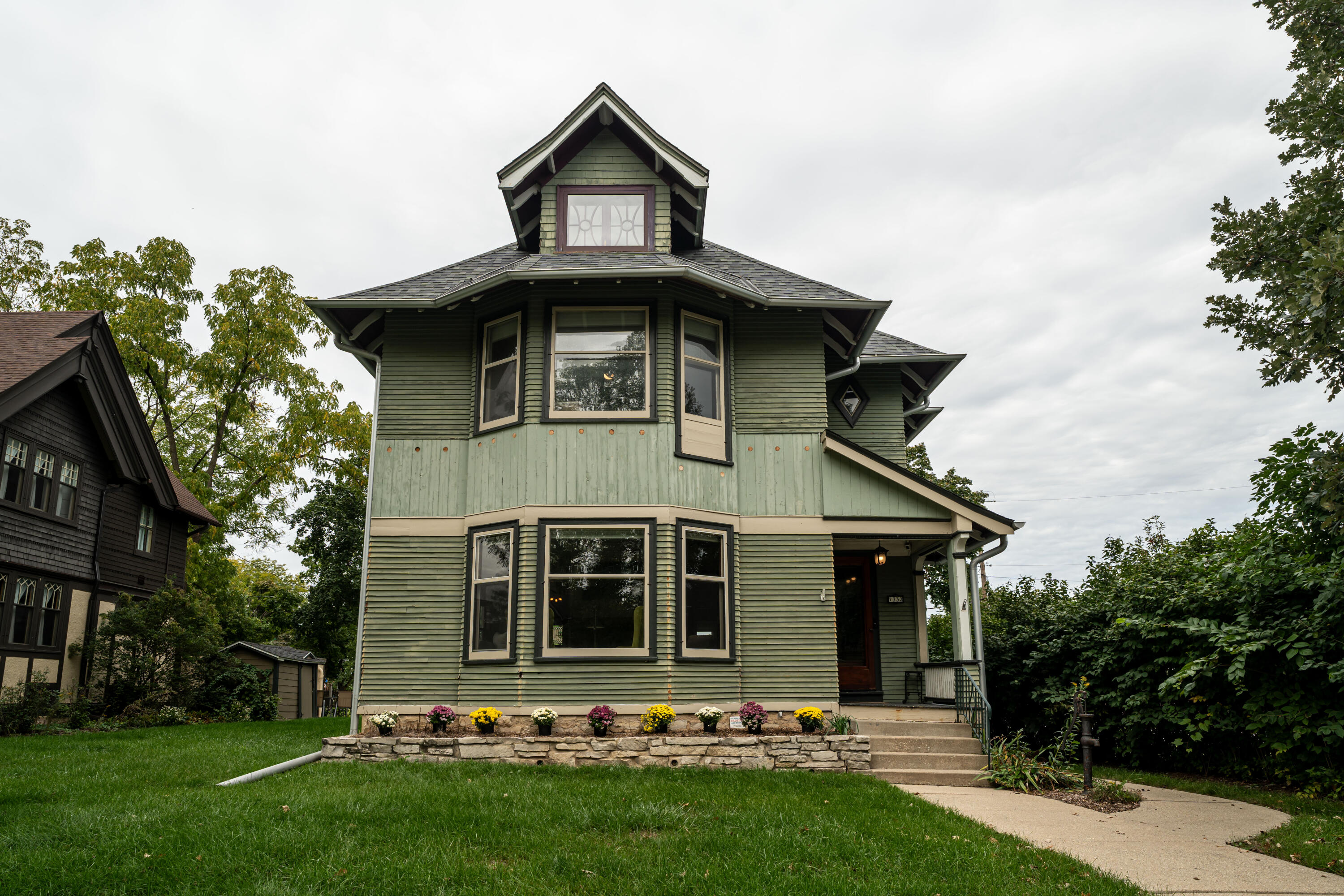 7332 Harwood Ave — photo