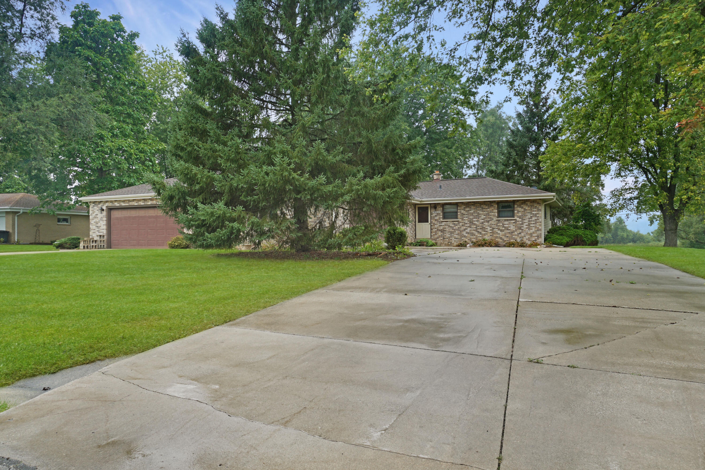W183N5895 Spruce Ln — photo