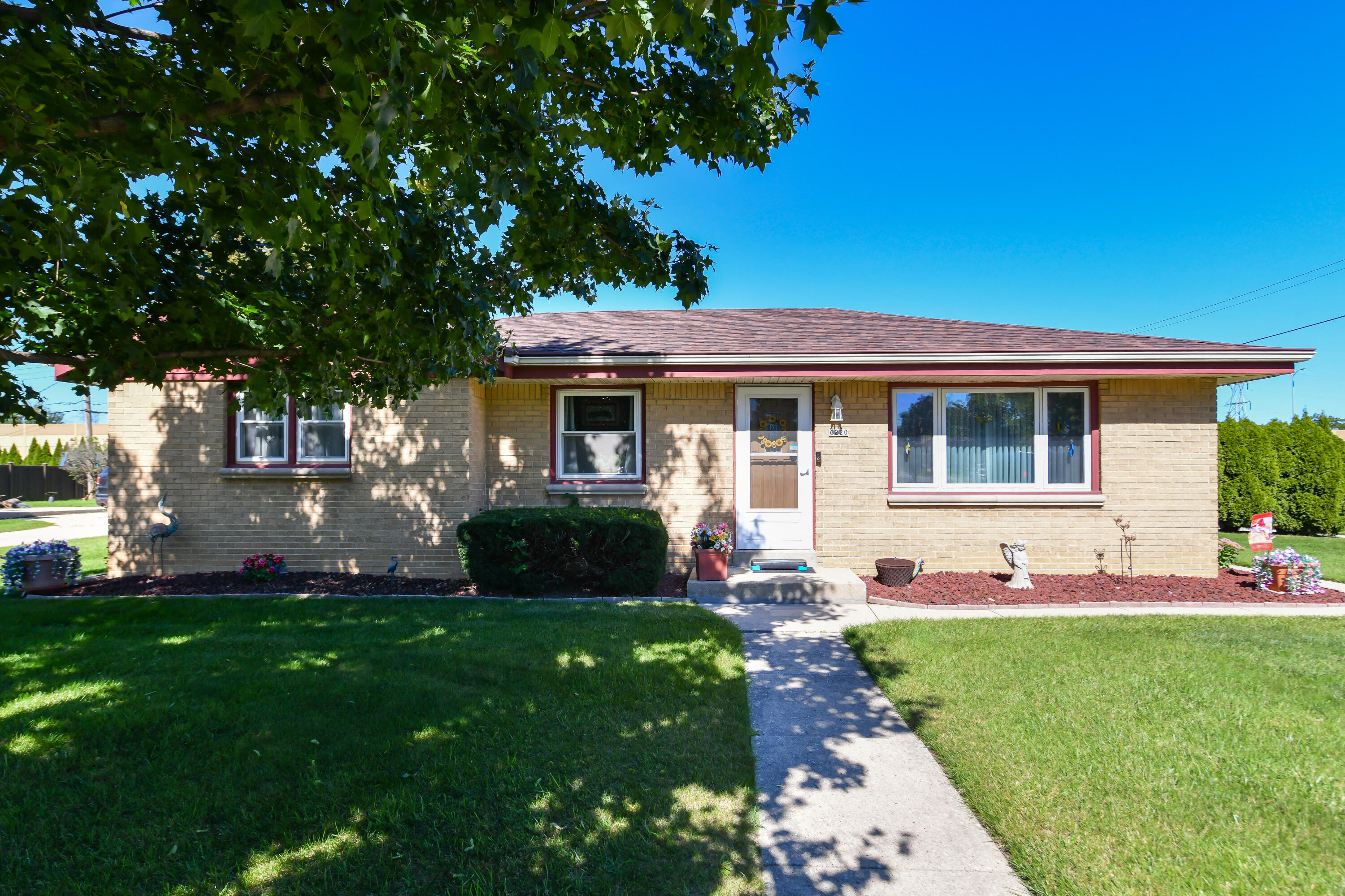 6220 W Van Norman Ave — photo