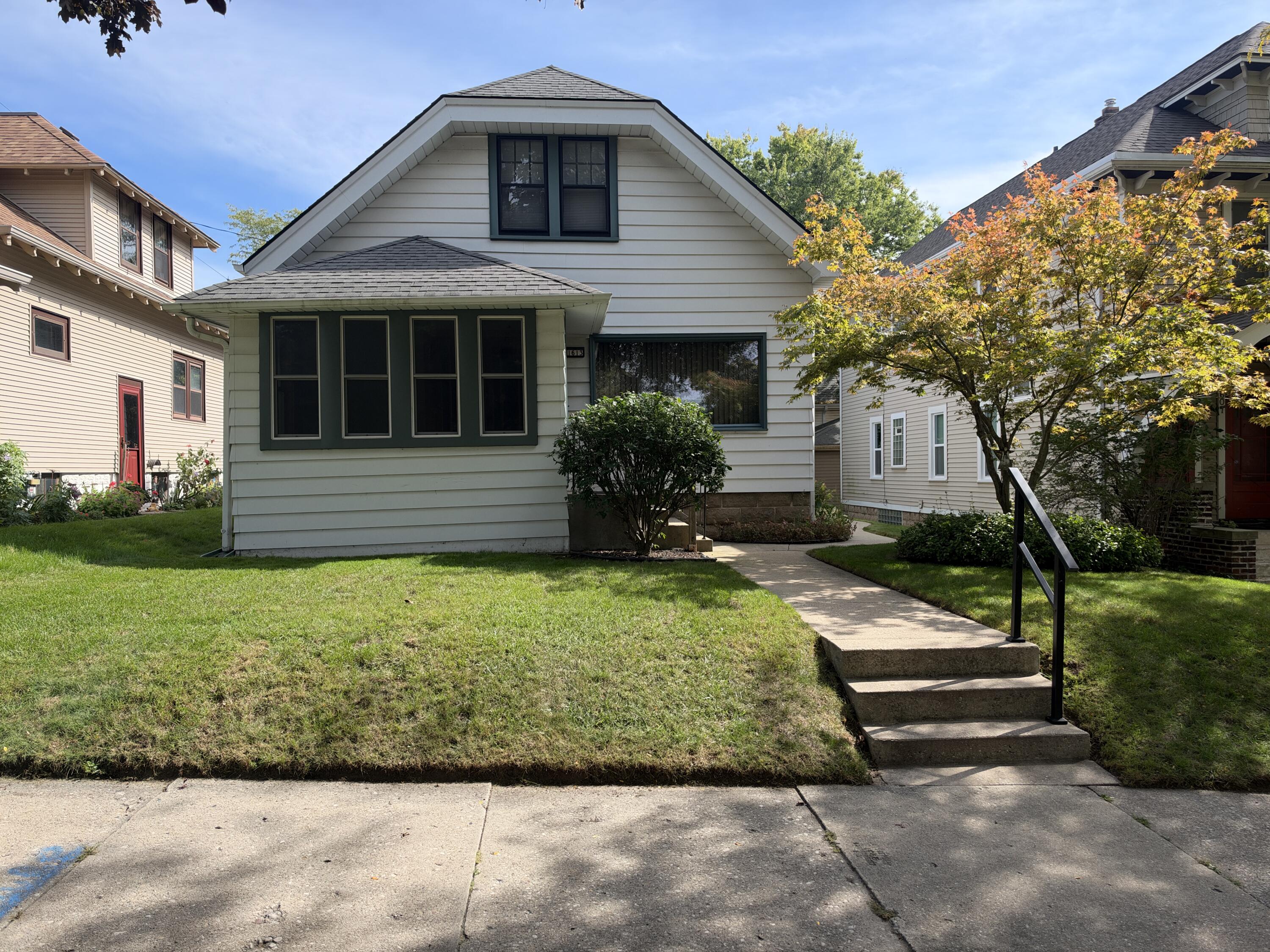 1613 E Pryor Ave — photo
