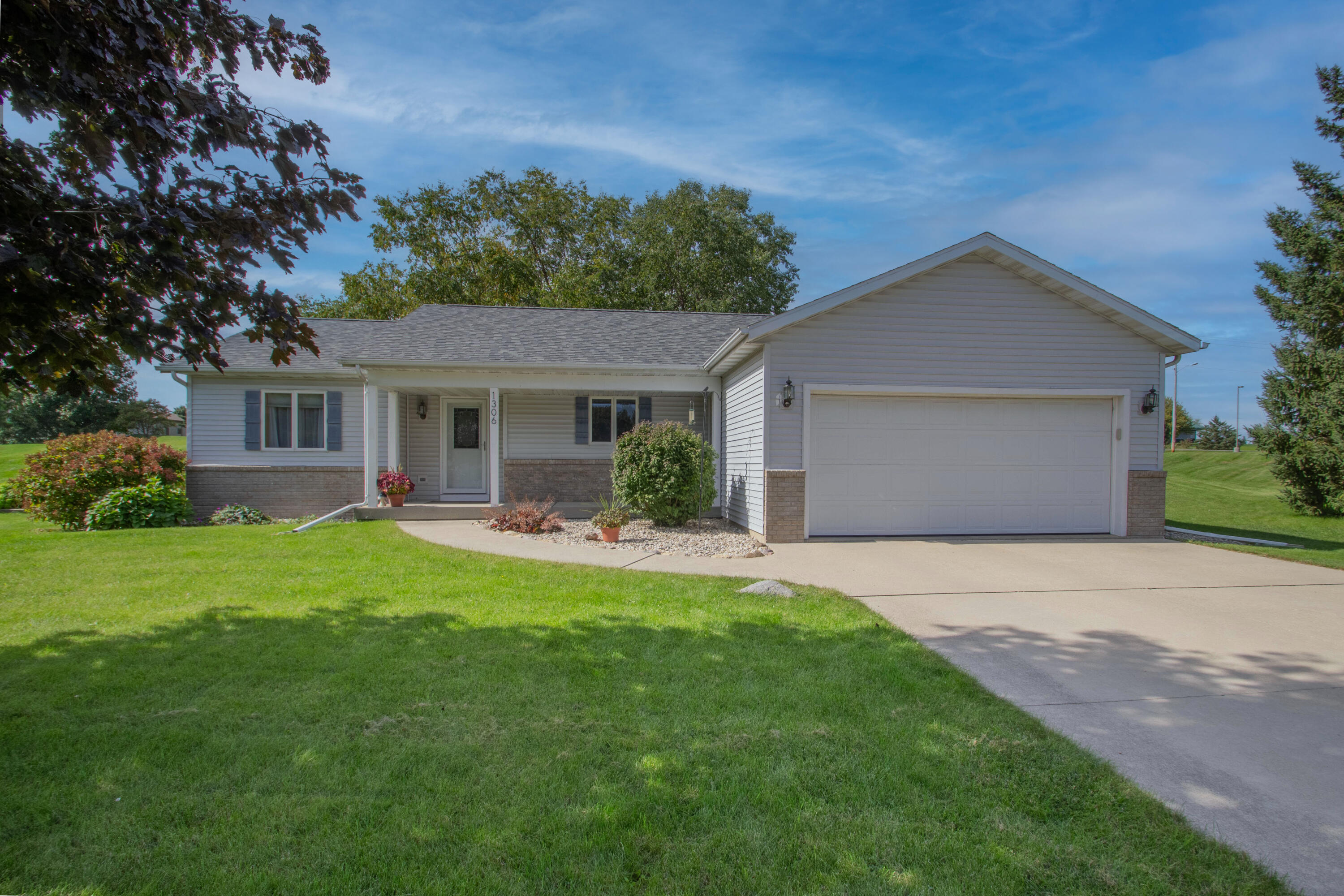 1306 Davies Ct — photo
