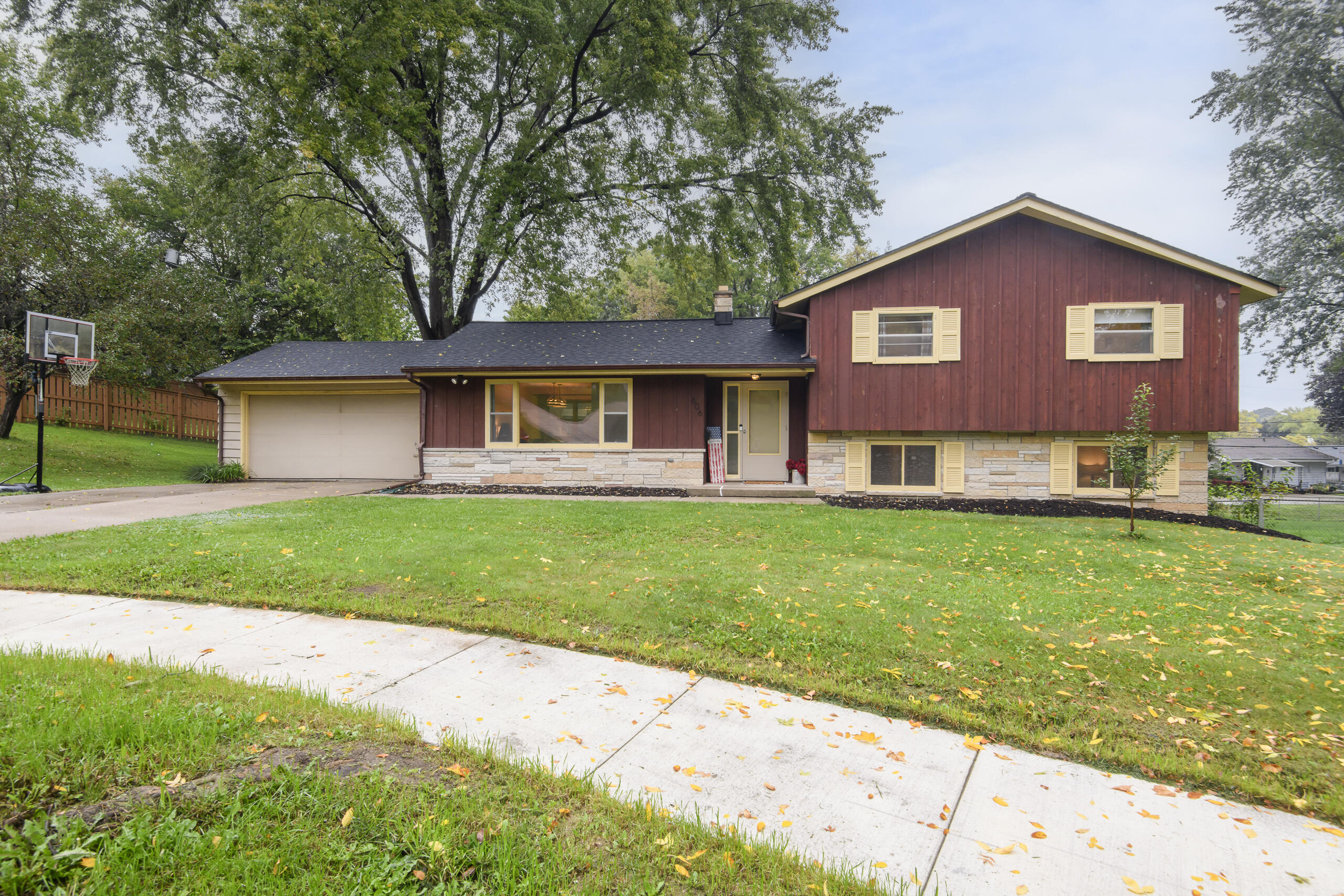 606 Lee Ct — photo