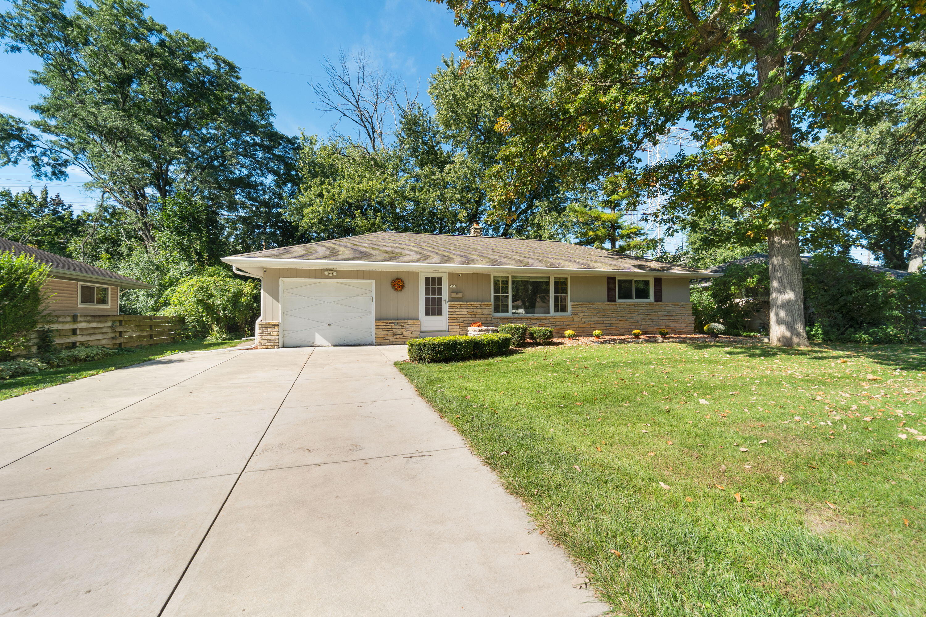 5937 N Sidney Pl — photo