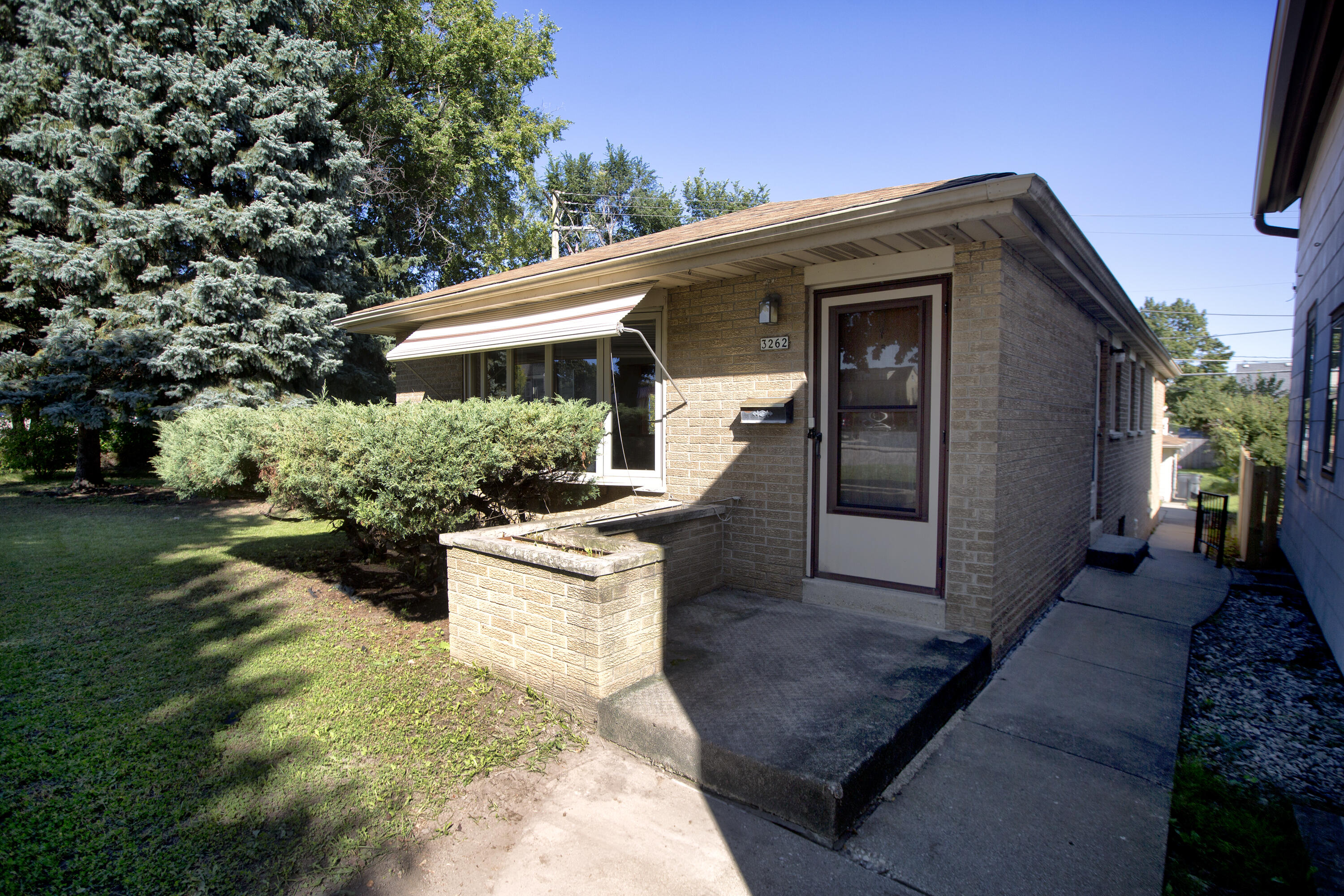 3262 S Whitnall Ave — photo