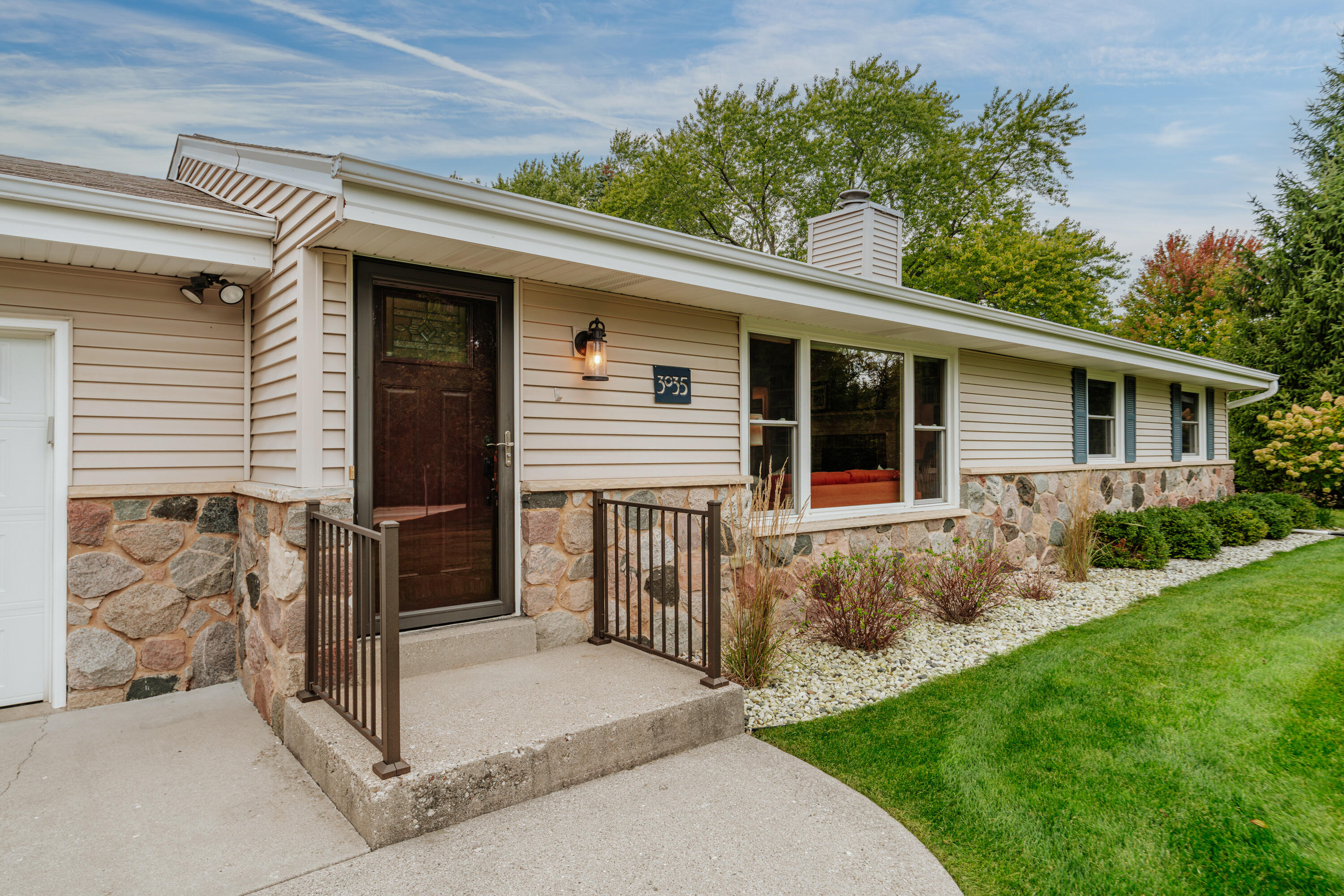 3035 Pilgrim Rd, Brookfield, WI 53005 — photo 2