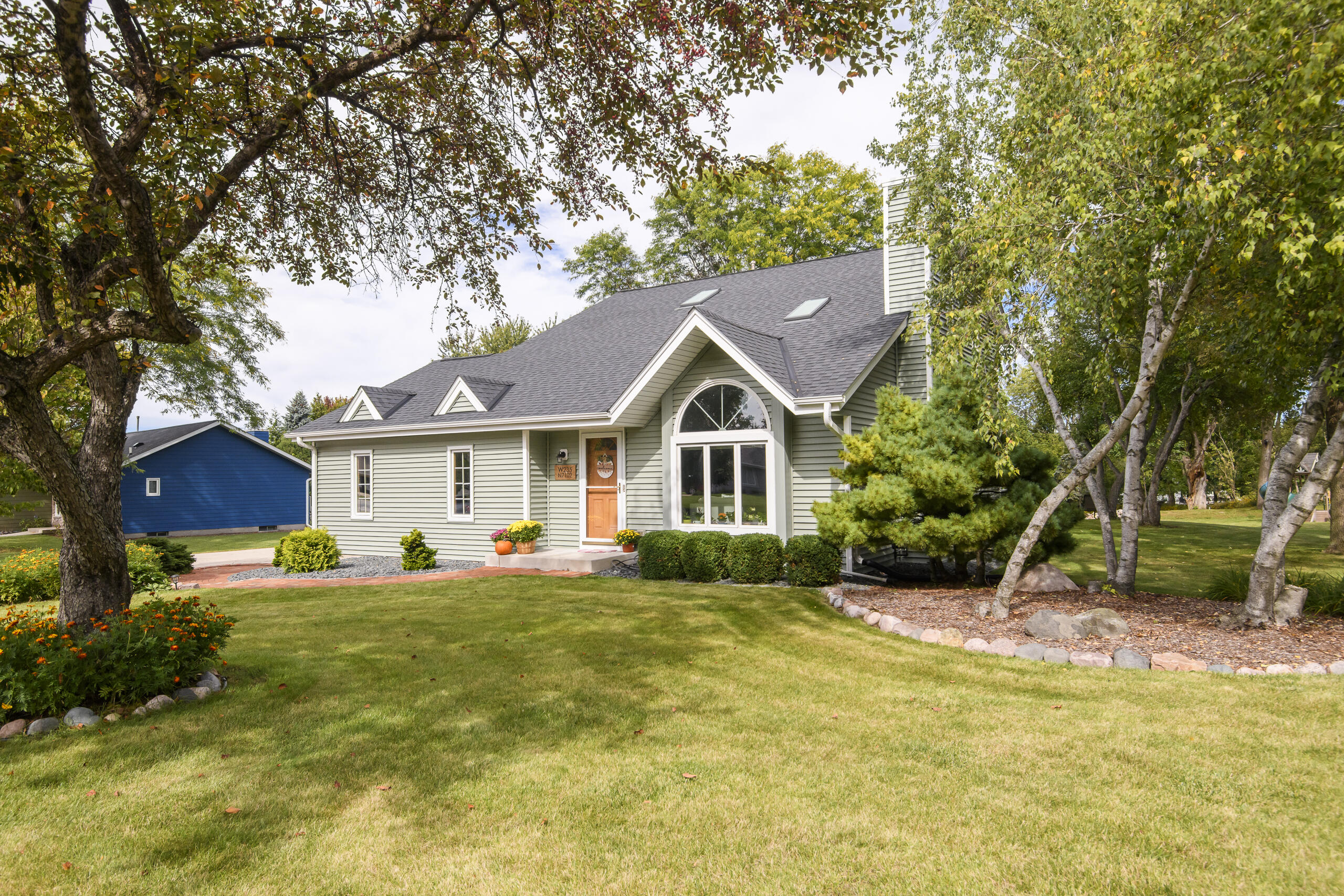 W235N7102 Prairie Ln — photo