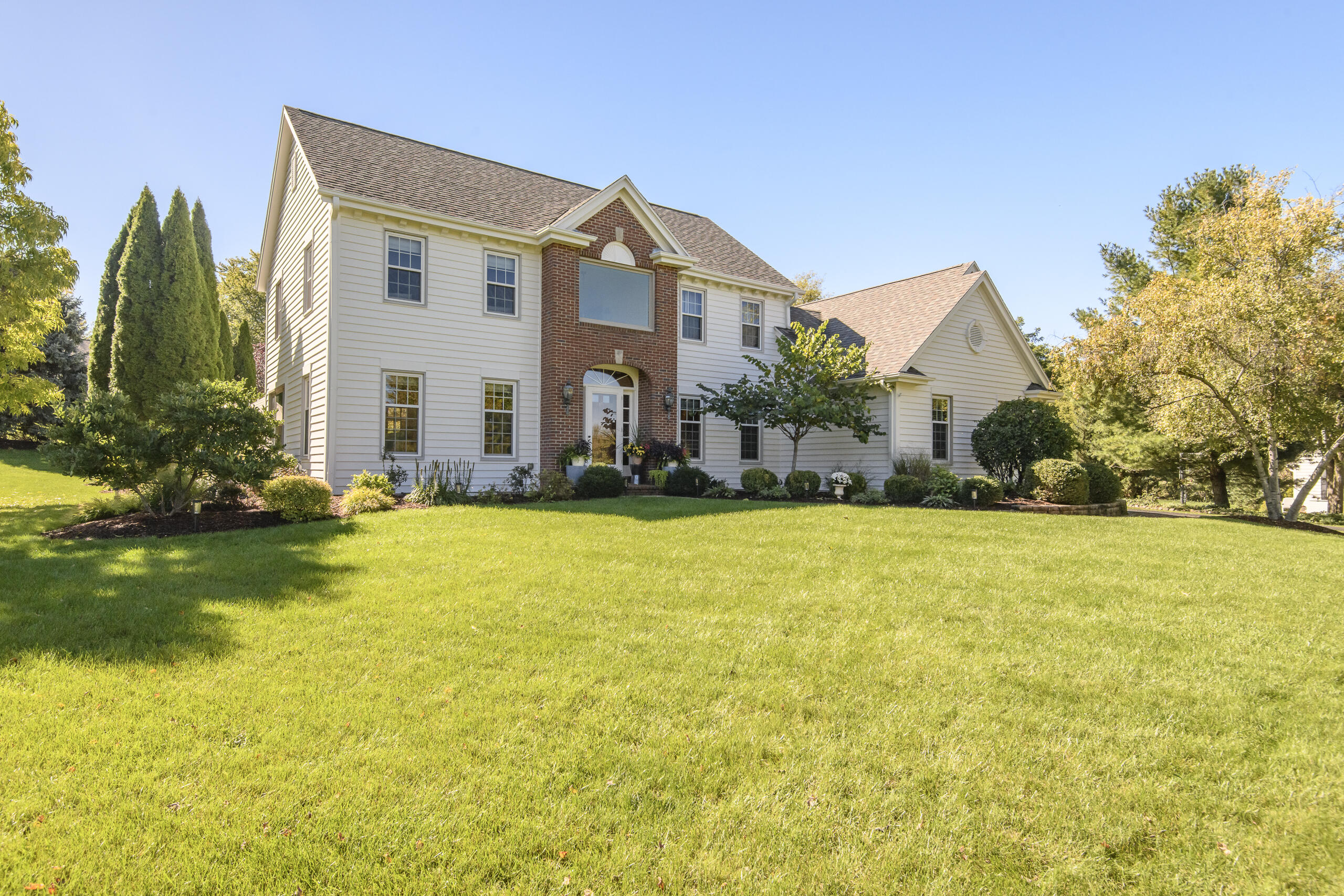 W302N1609 Crooked Creek Ct — photo
