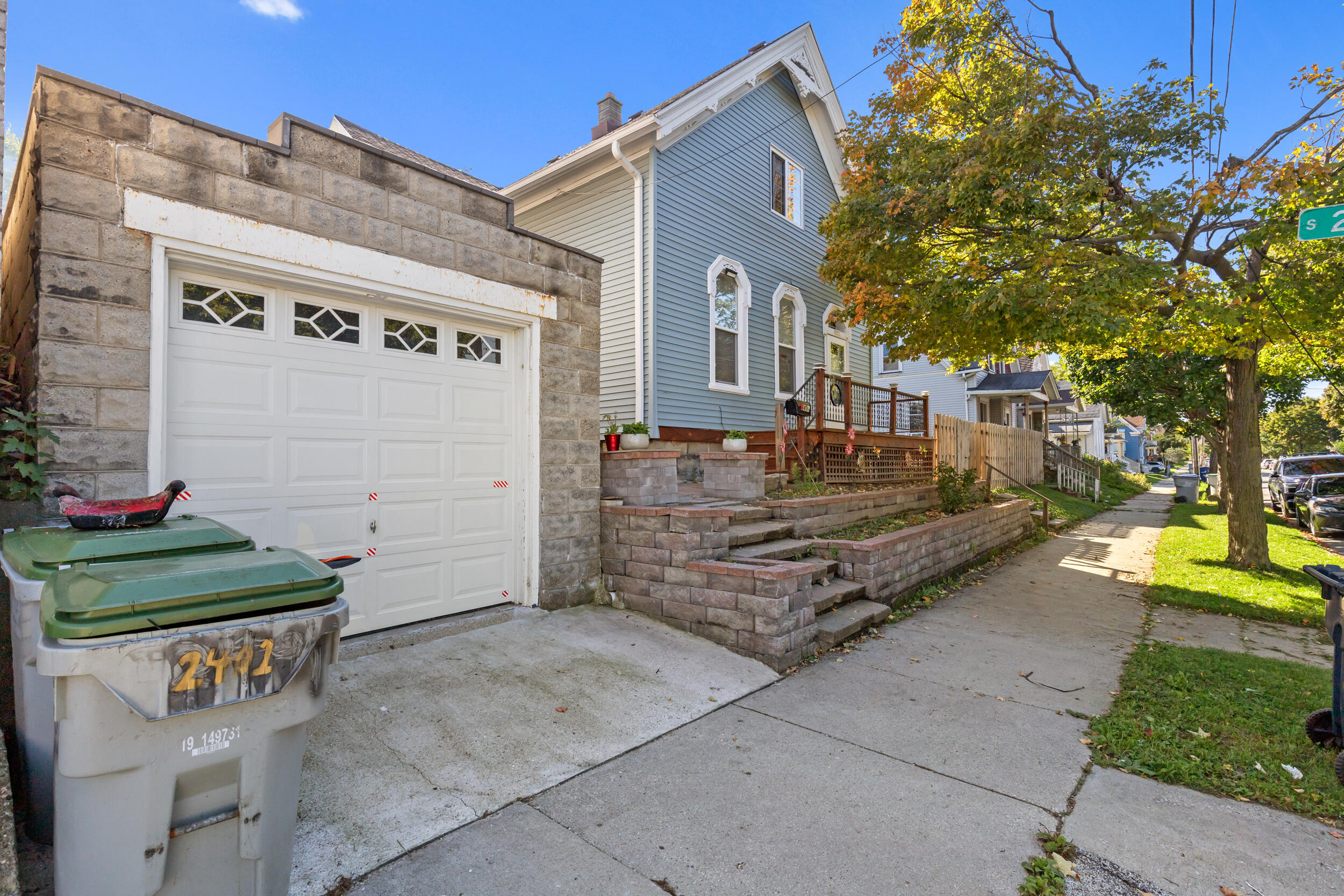 2401 W Grant St — photo
