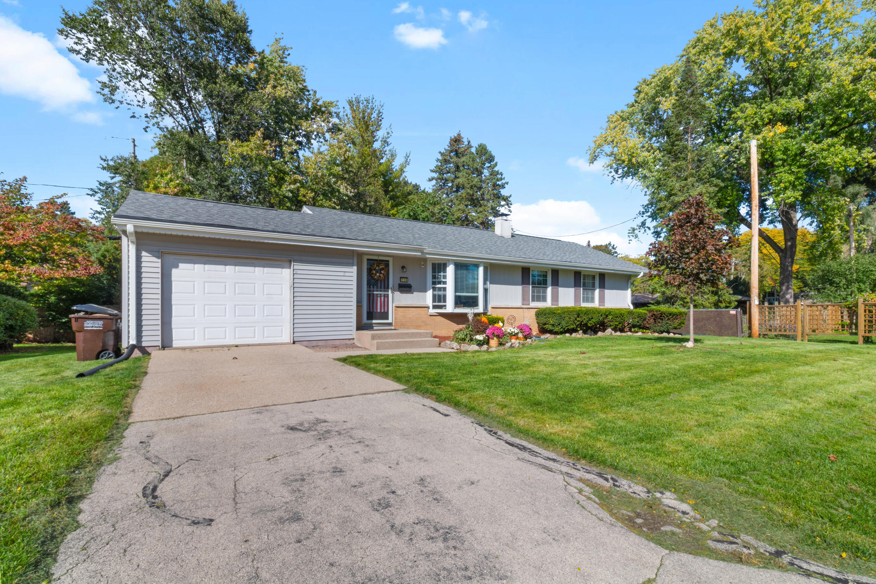 710 W Theresa Ct — photo