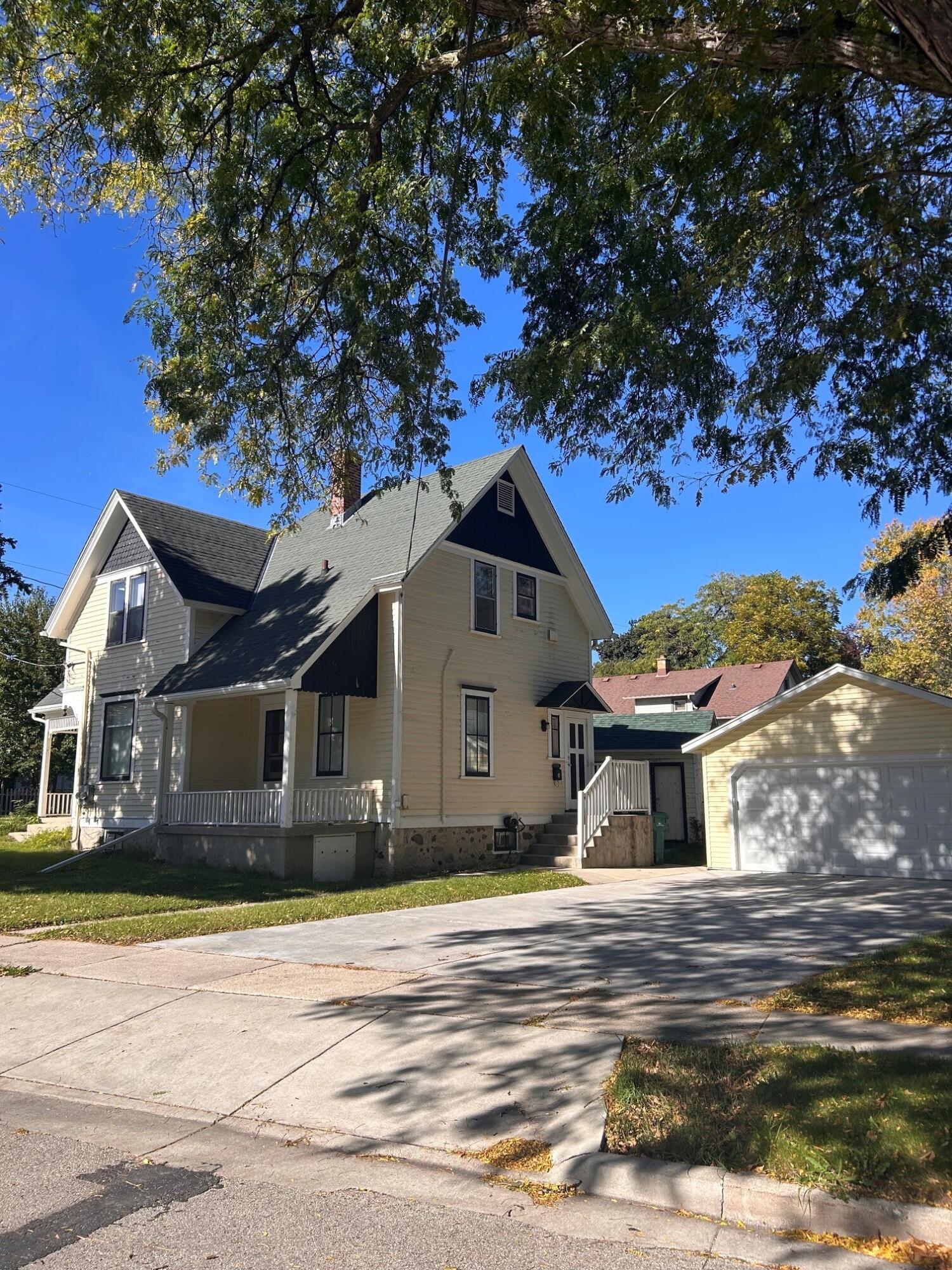 W58N421 Hilbert Ave — photo