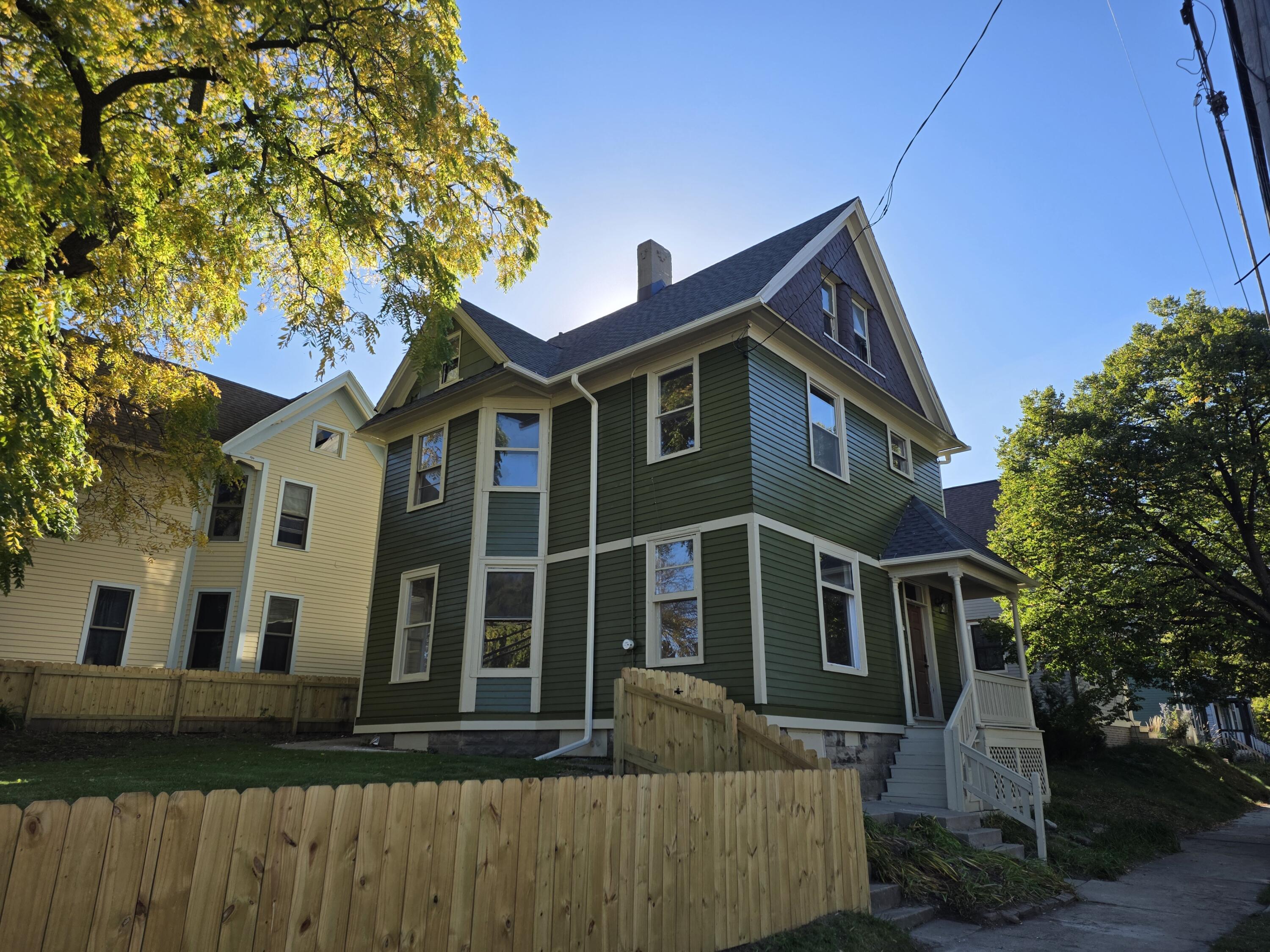 107 W Brown St — photo