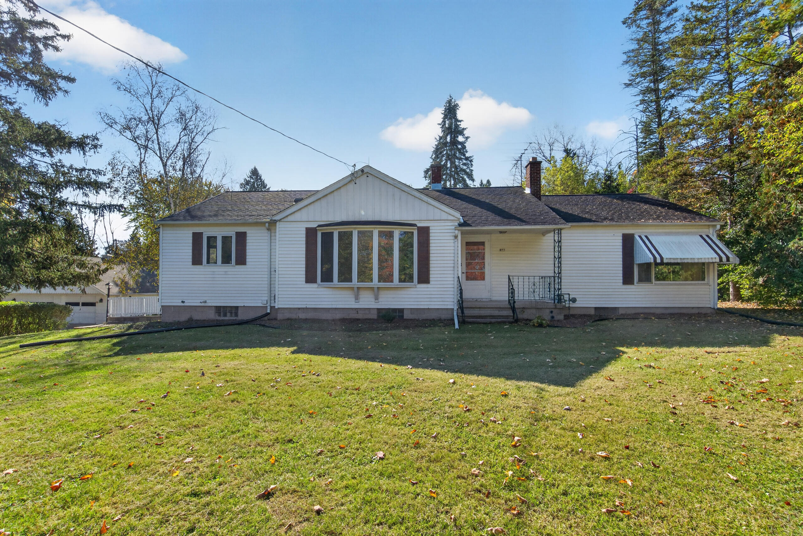 857 Riverview Dr — photo