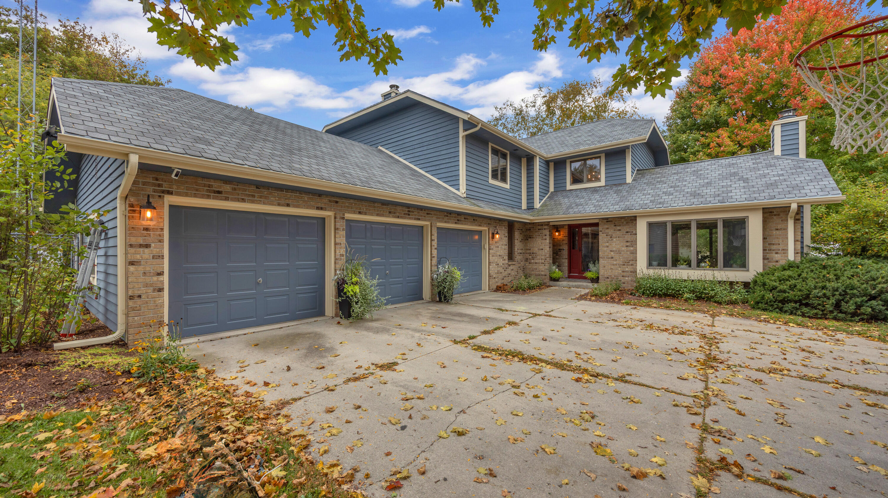 705 River Oaks Dr — photo