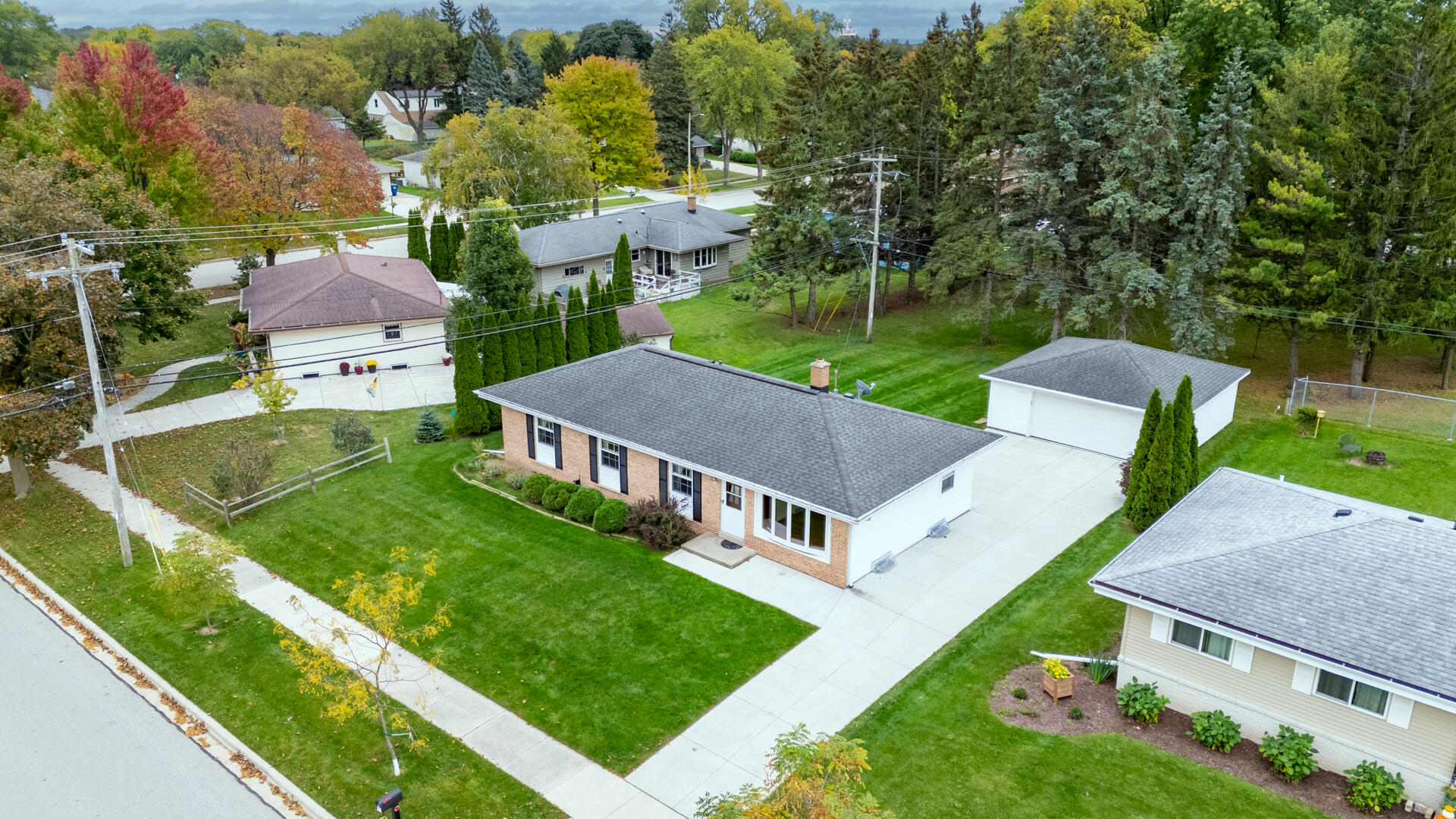 215 W Beutel Rd — photo