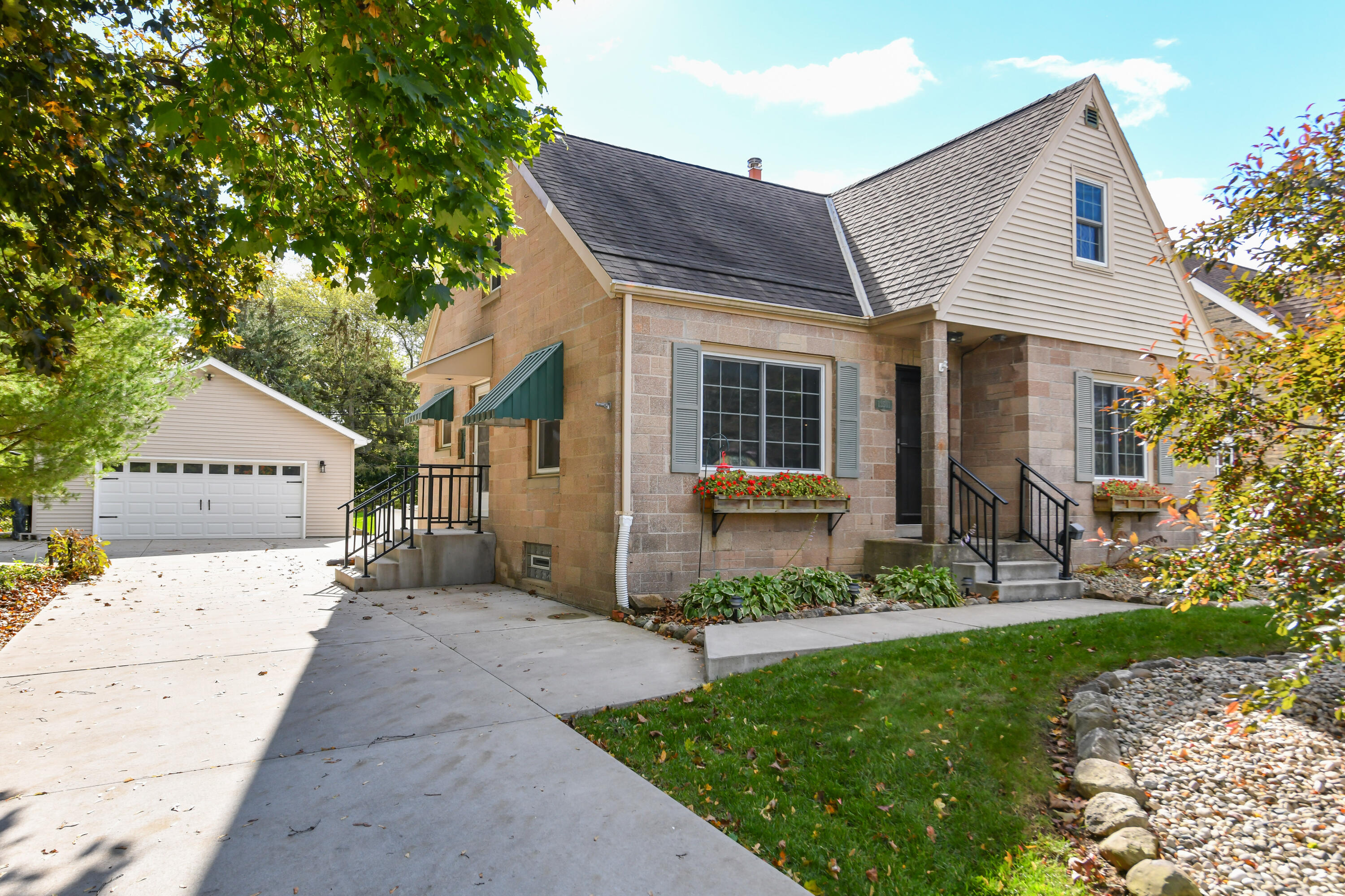 13501 W Greenfield Ave — photo
