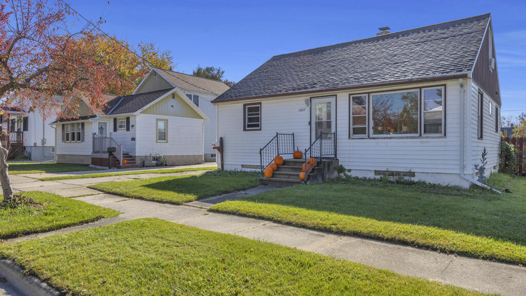 1027 27th St, Two Rivers, WI 54241 — photo 2