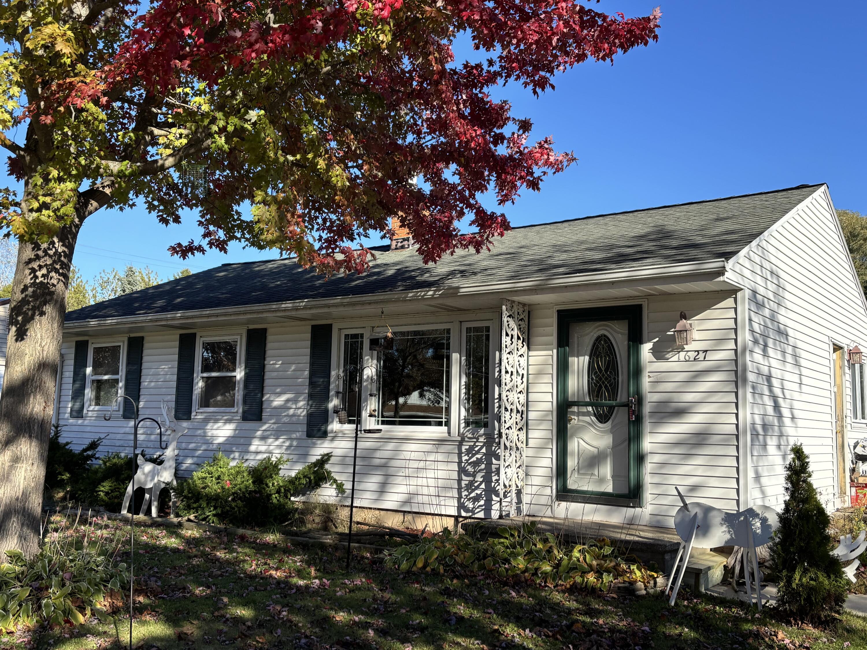 1627 Lilac Dr — photo