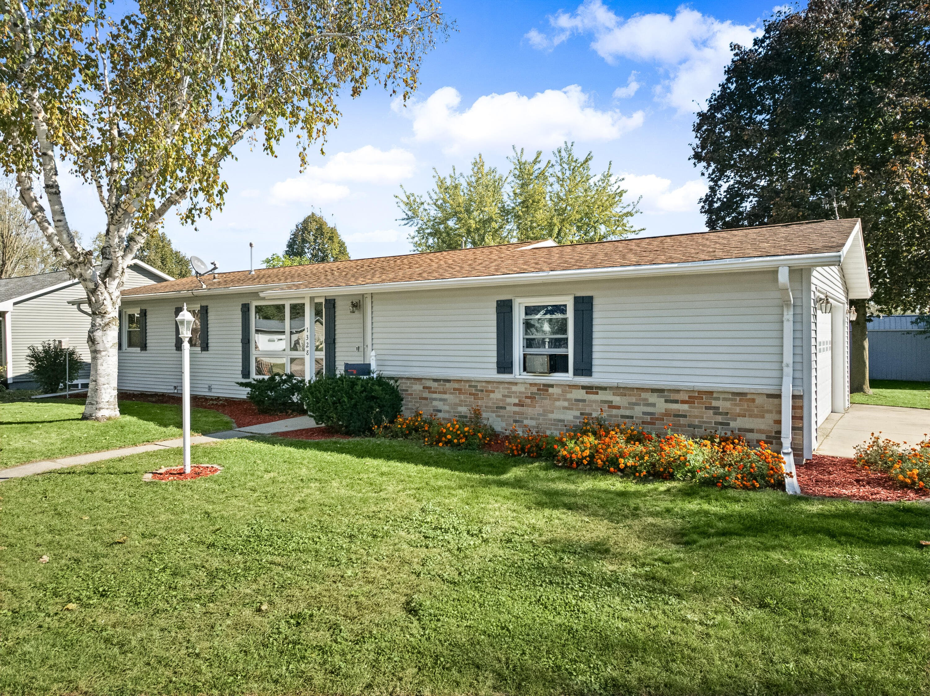 1328 James Ct — photo