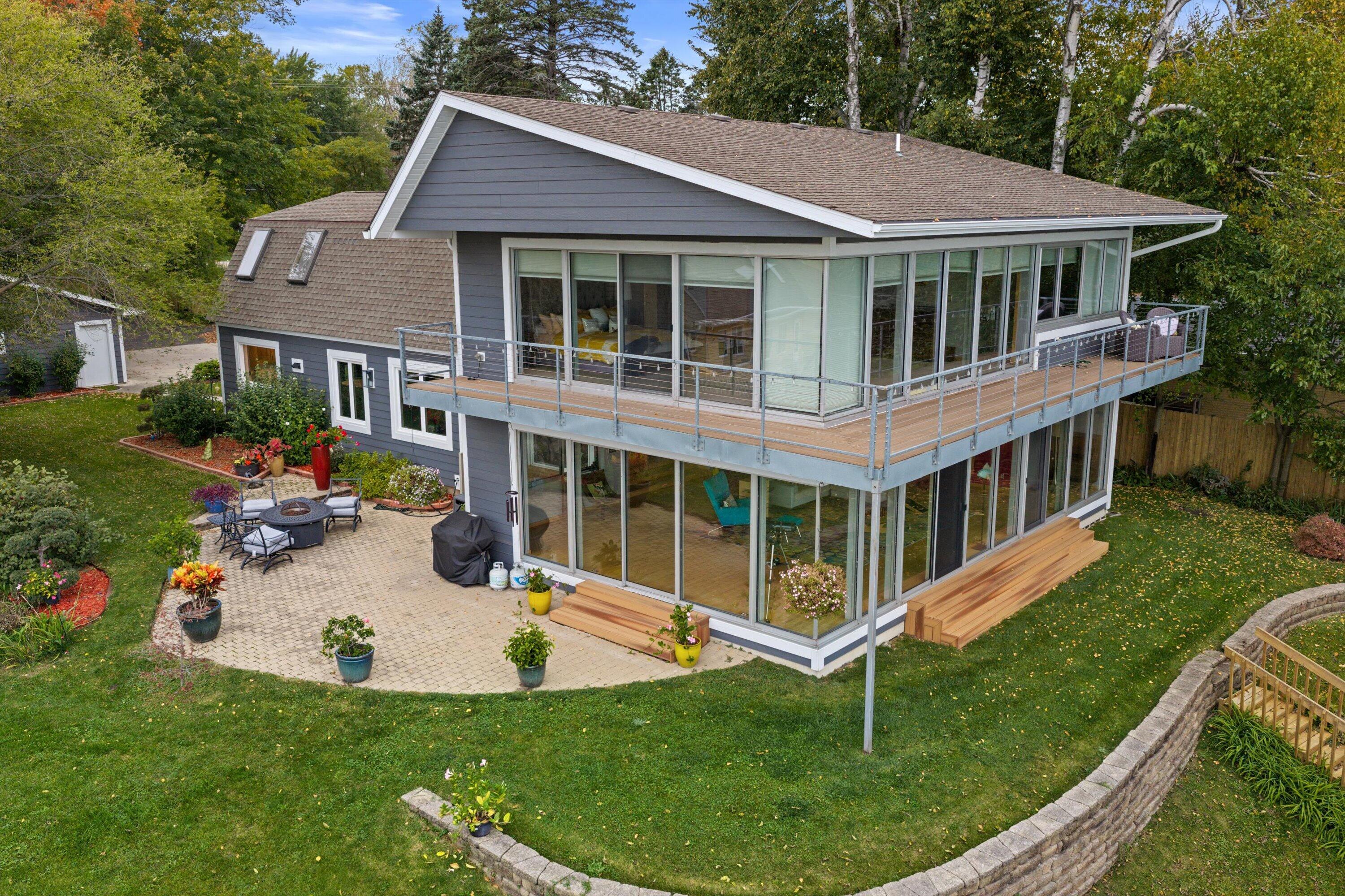 563 Sheridan Rd — photo