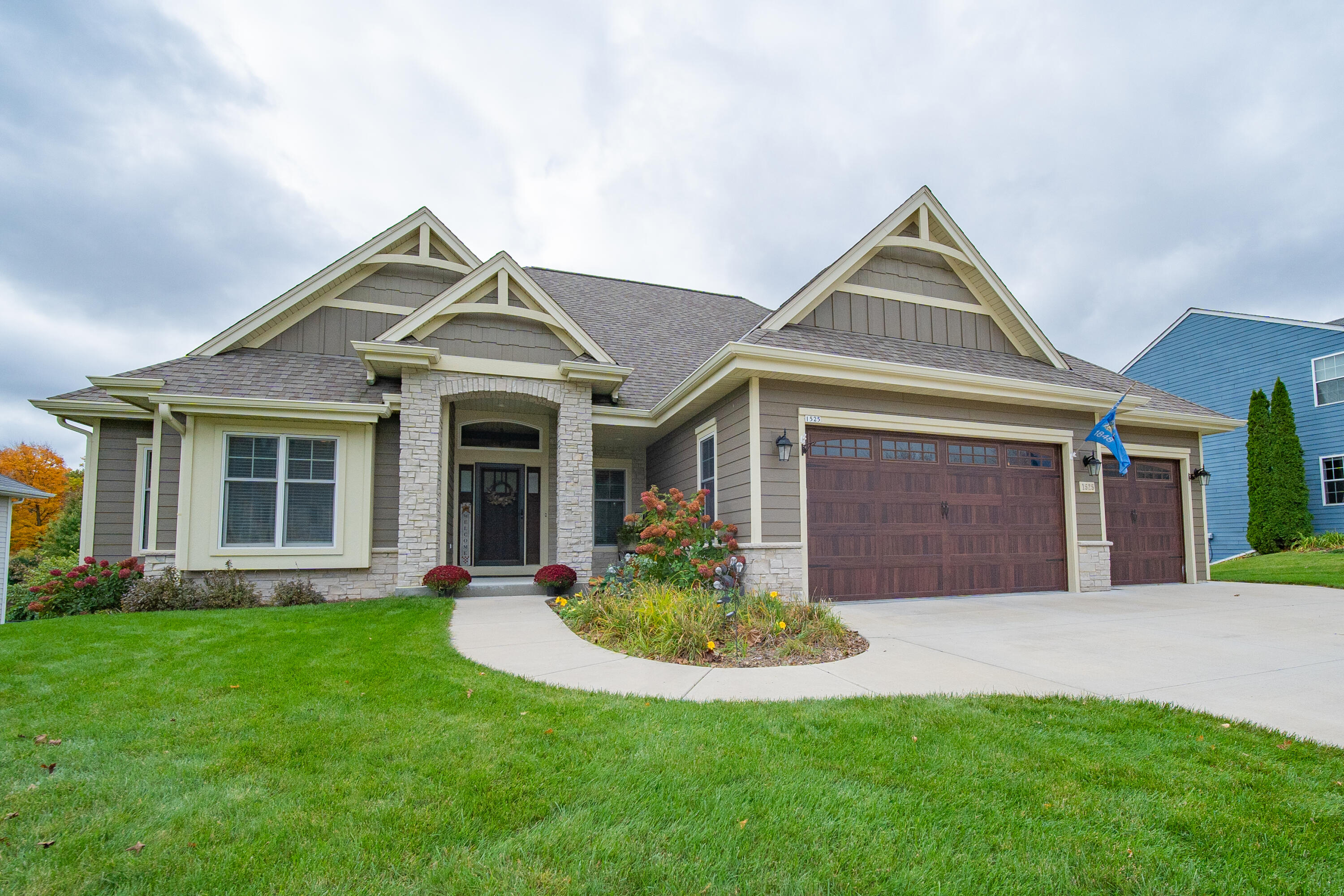 1525 Highlandview Dr — photo