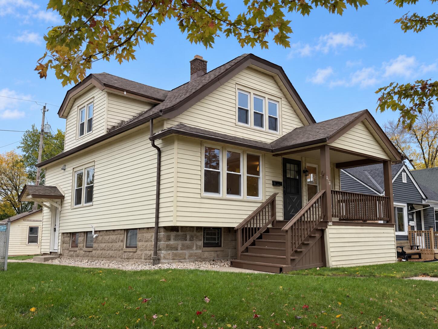 919 E Holt Ave — photo