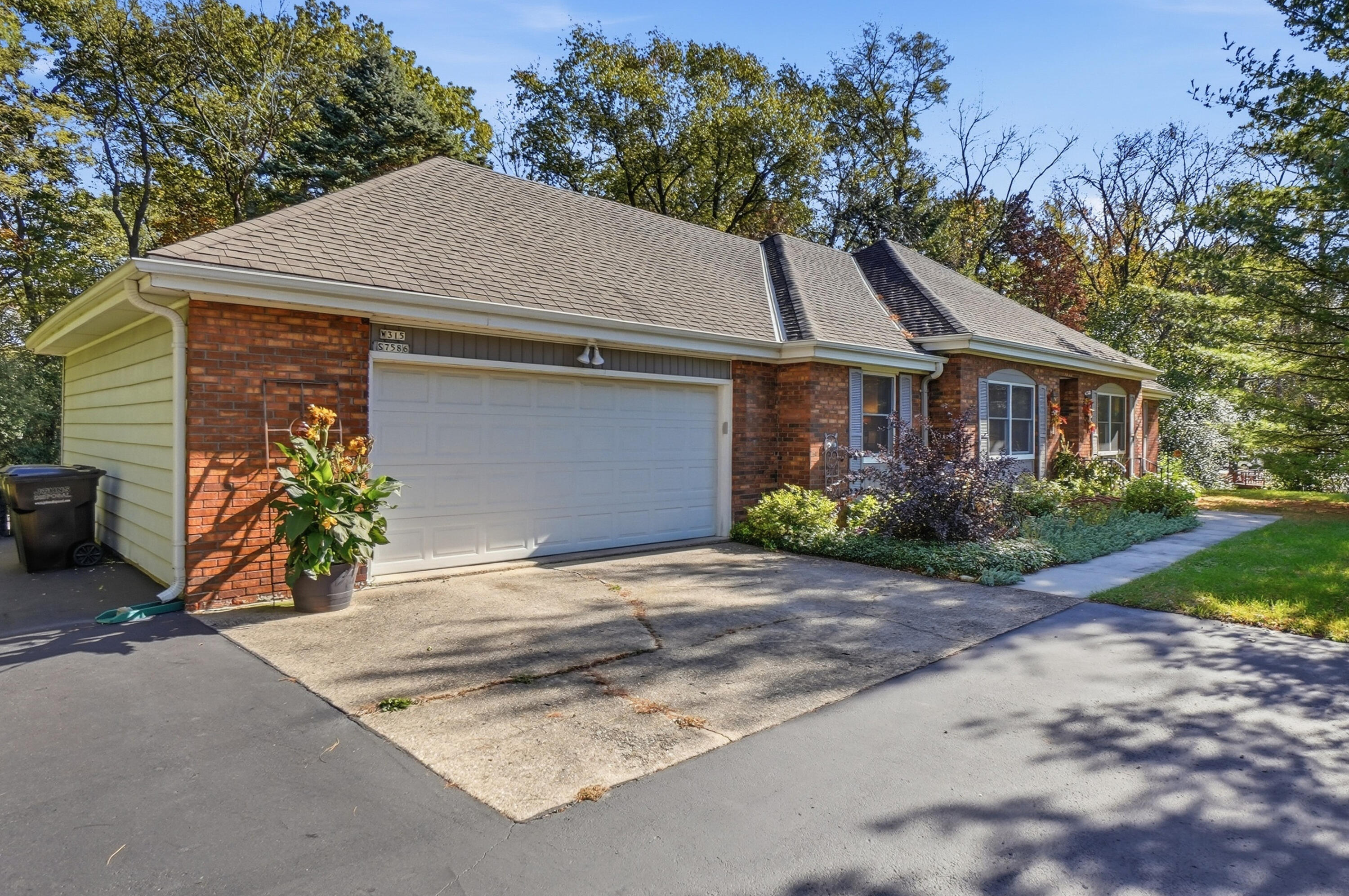 W315S7586 Lakecrest Dr — photo
