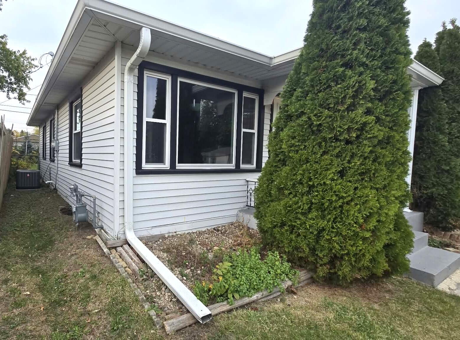 2526 Maple Grove Ave, Racine, WI 53404 — photo 2